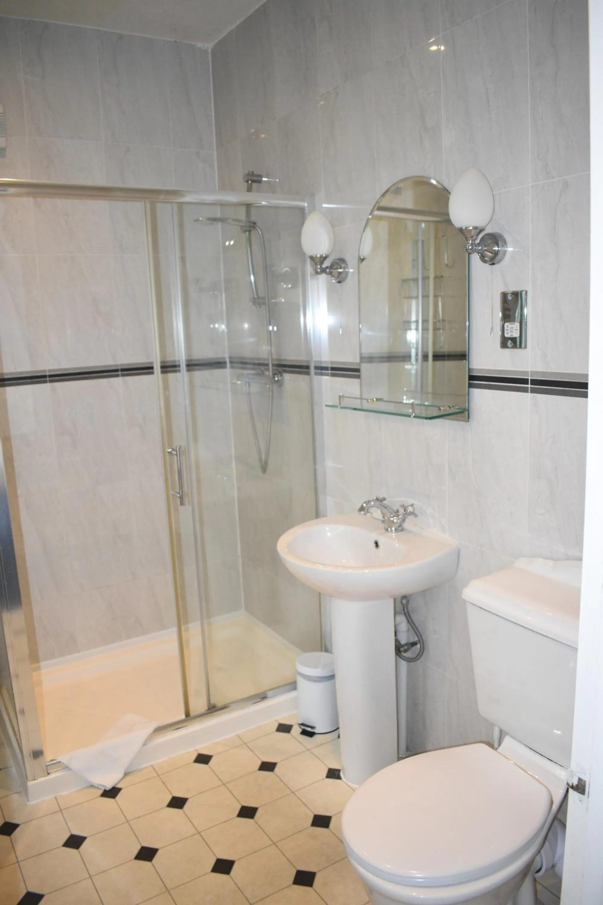 Toilet in Pickwicks Guest House