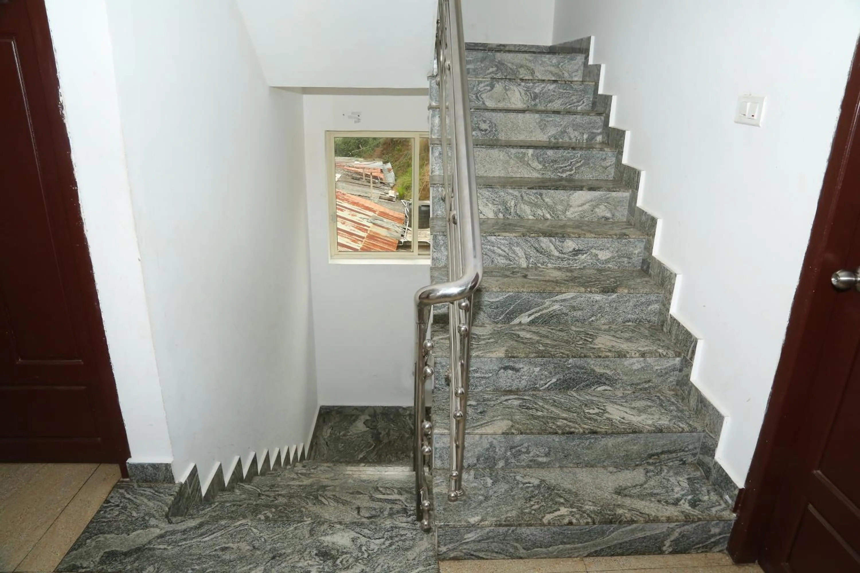 Area and facilities in Pine Tree Munnar