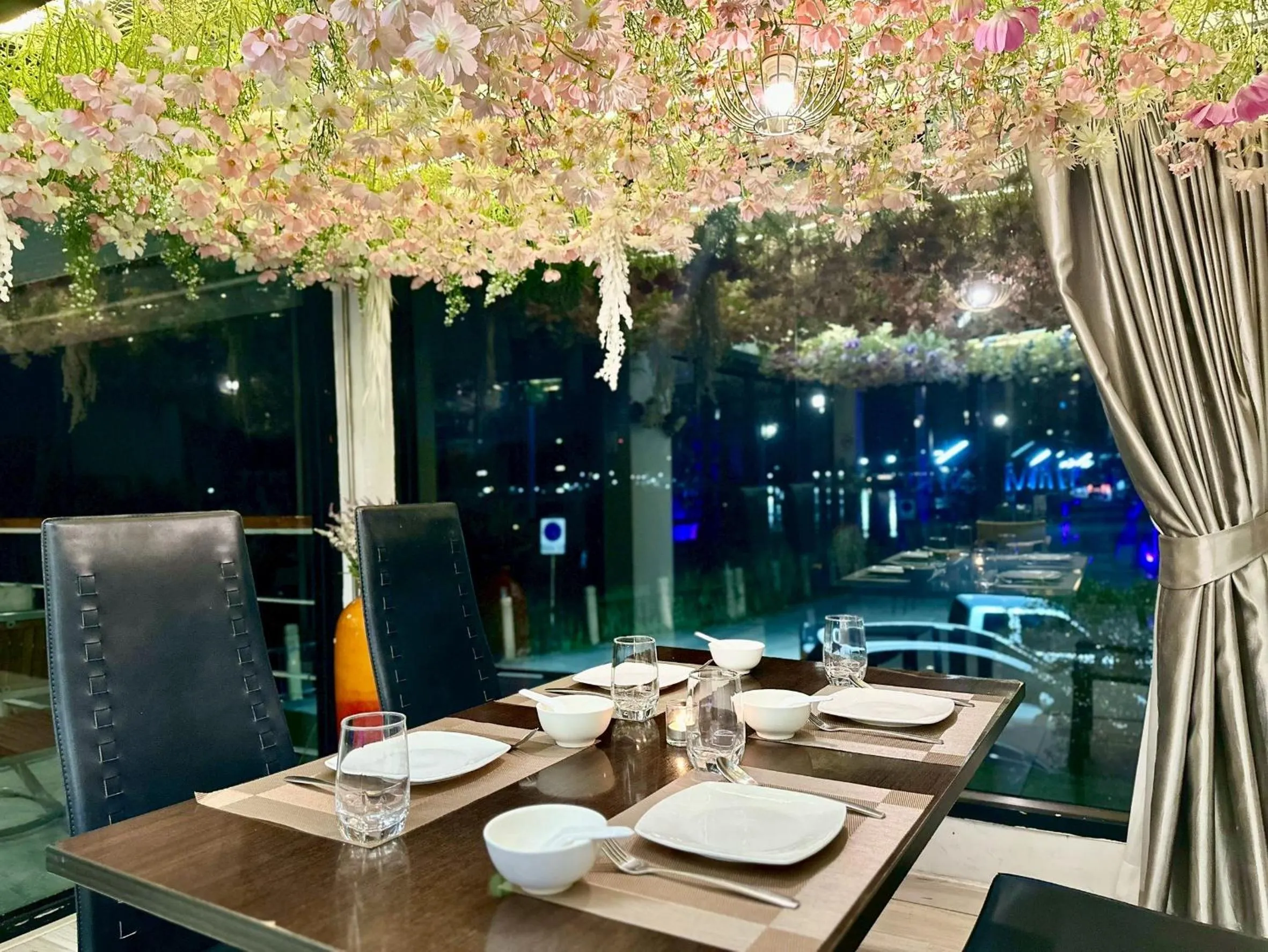 Restaurant/places to eat in Dragon River Avenue