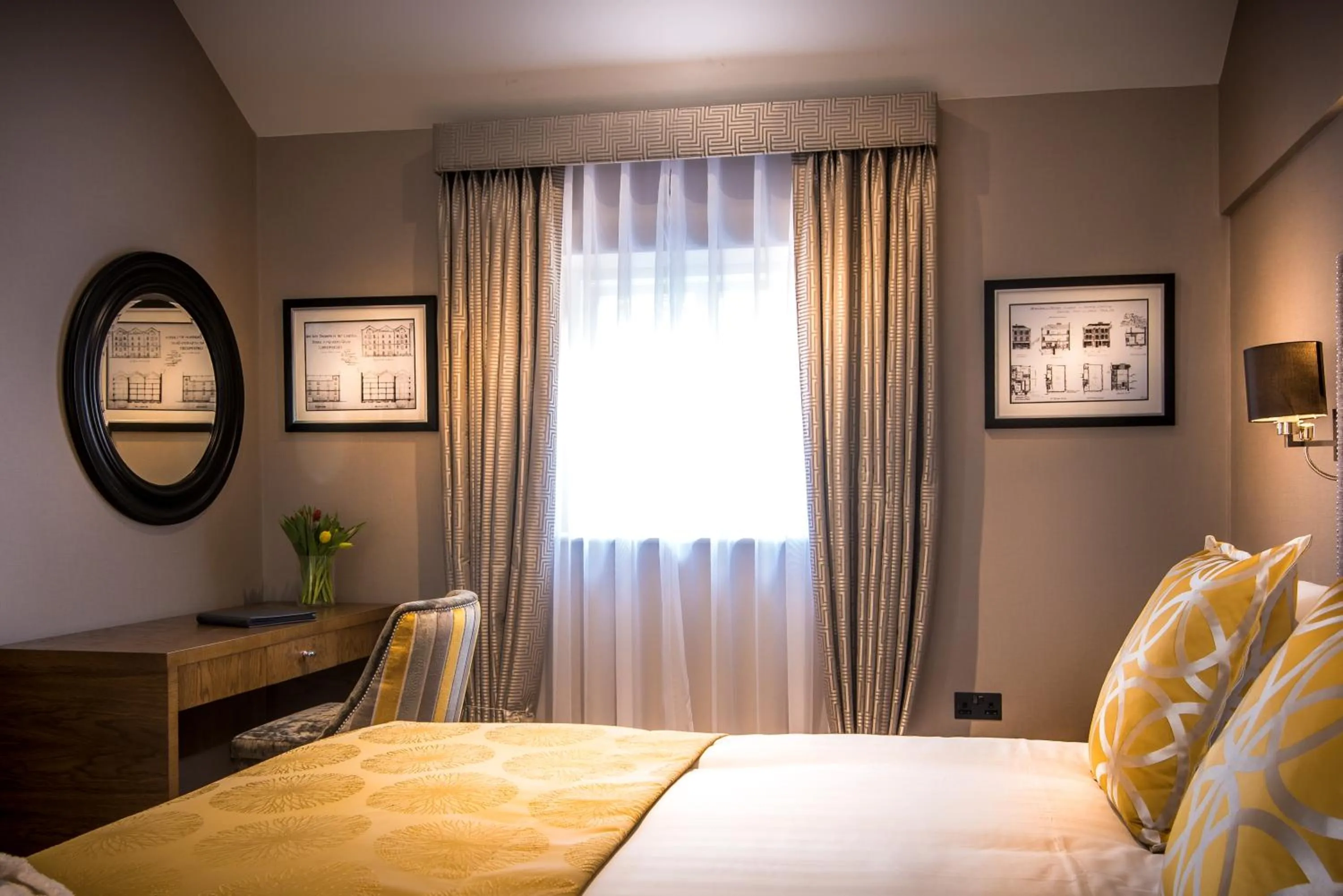 Day, Bed in Bishop's Gate Hotel