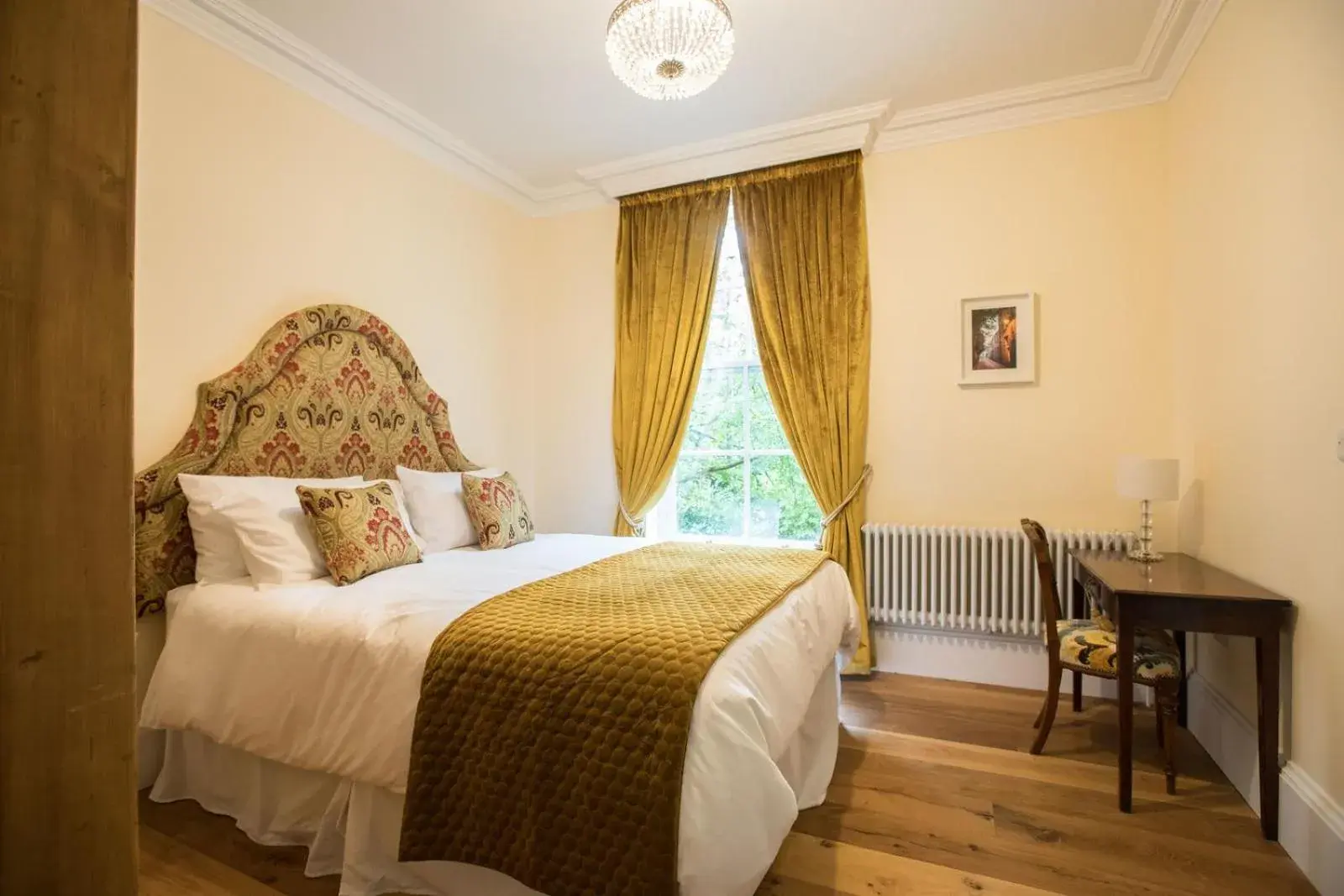 Bed in Bishop's Gate Hotel Bed in Bishop's Gate Hotel