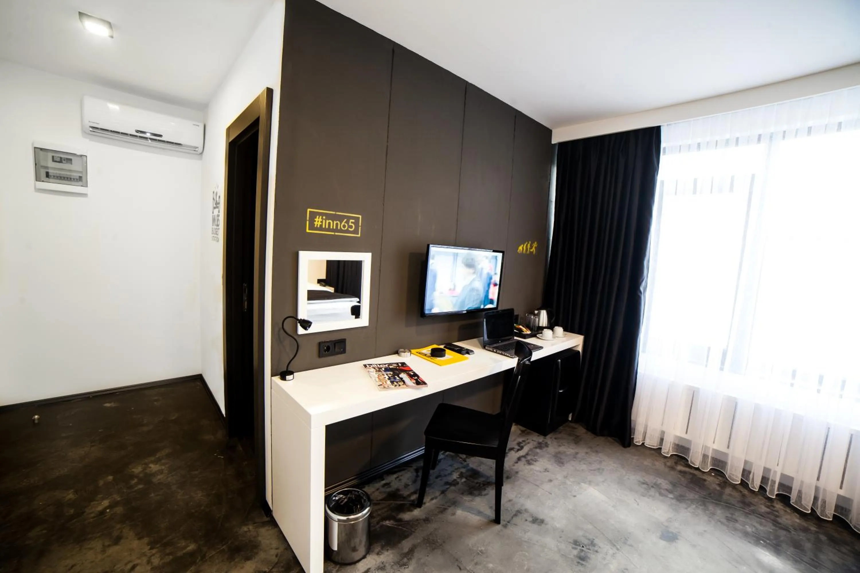 TV and multimedia, TV/Entertainment Center in Inn 65 Budget