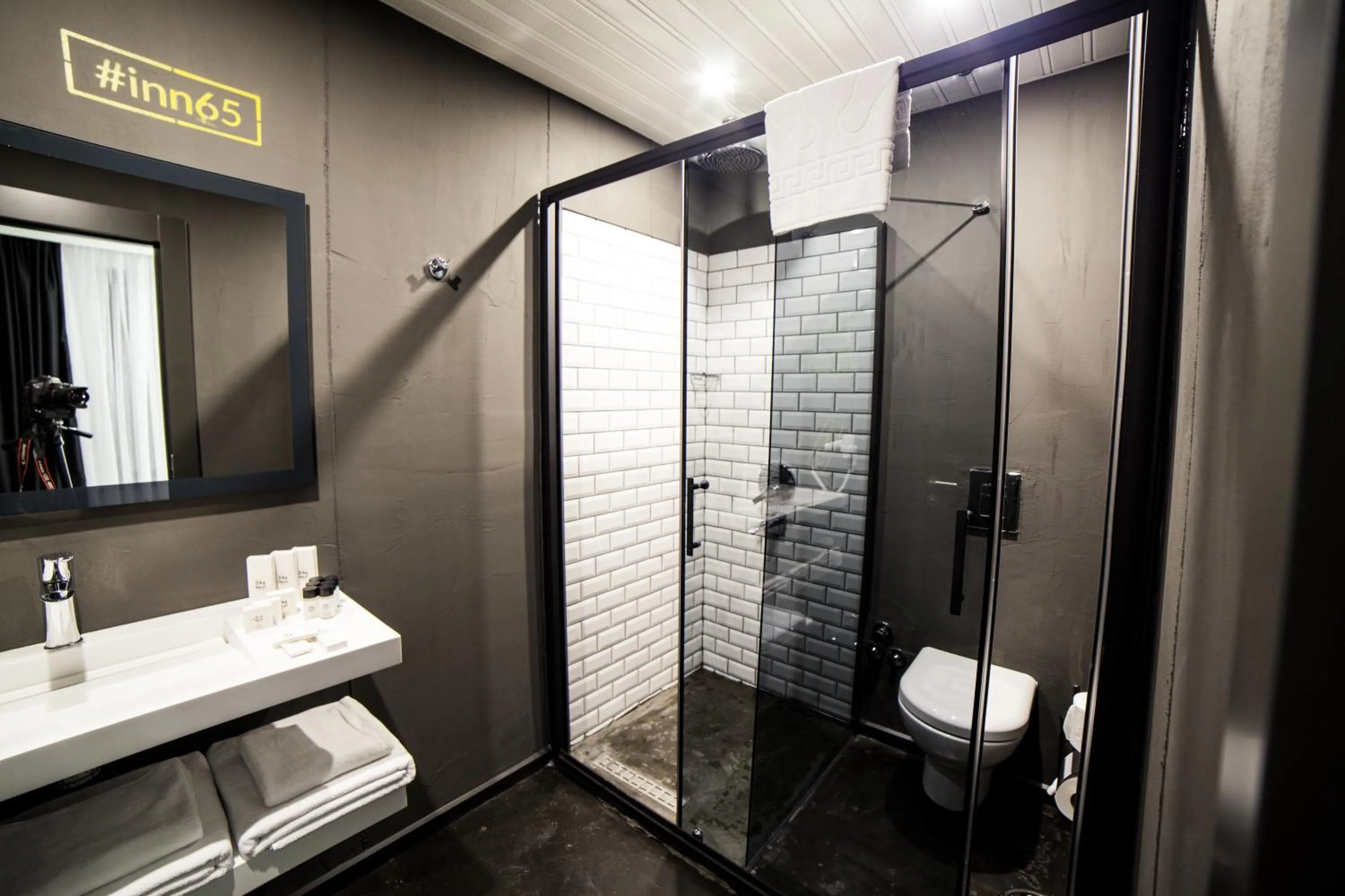 Shower, Bathroom in Inn 65 Budget