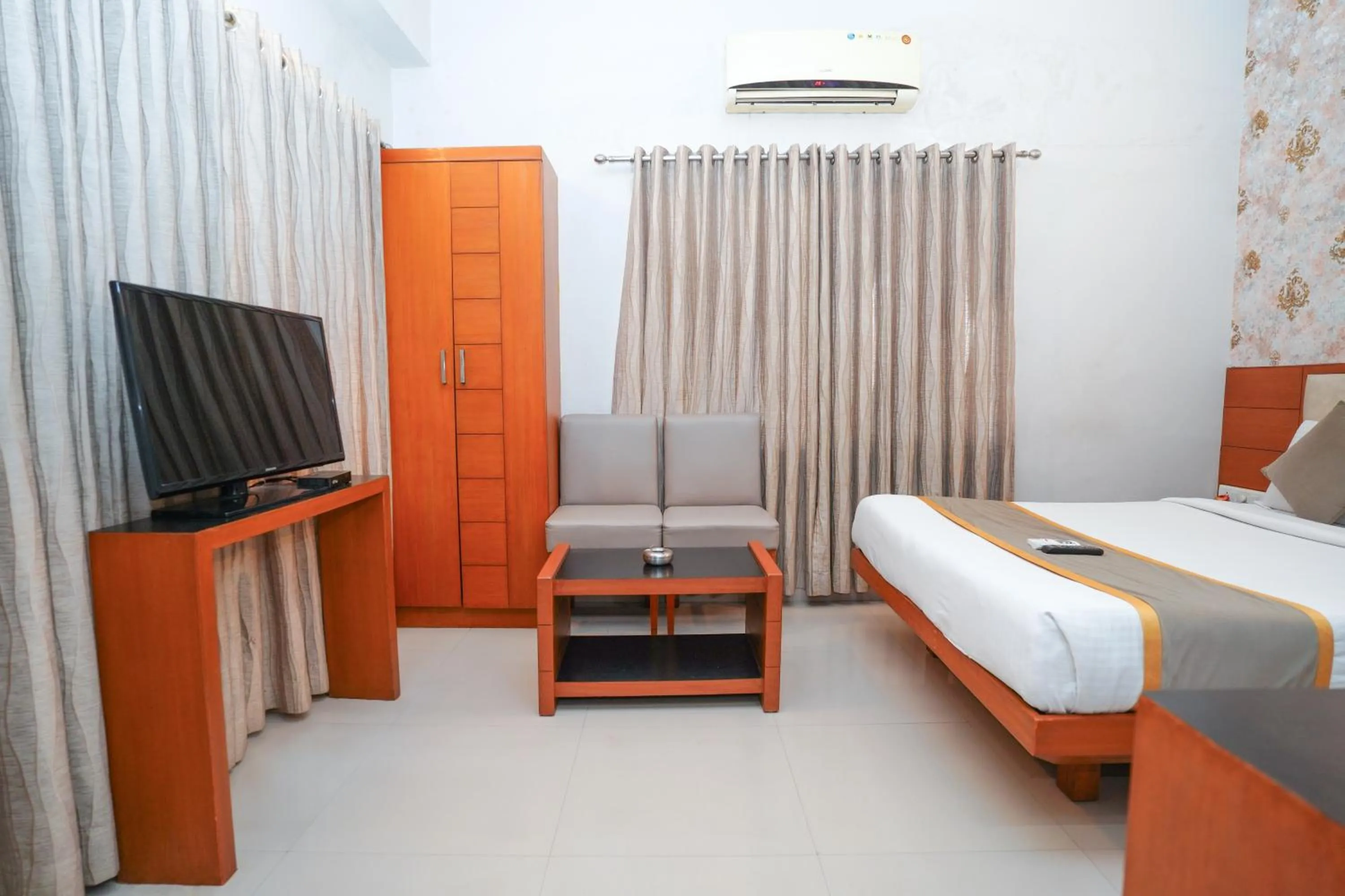 Communal lounge/ TV room, Bed in Zaith Residency Near US Consulate & Apollo hospitals