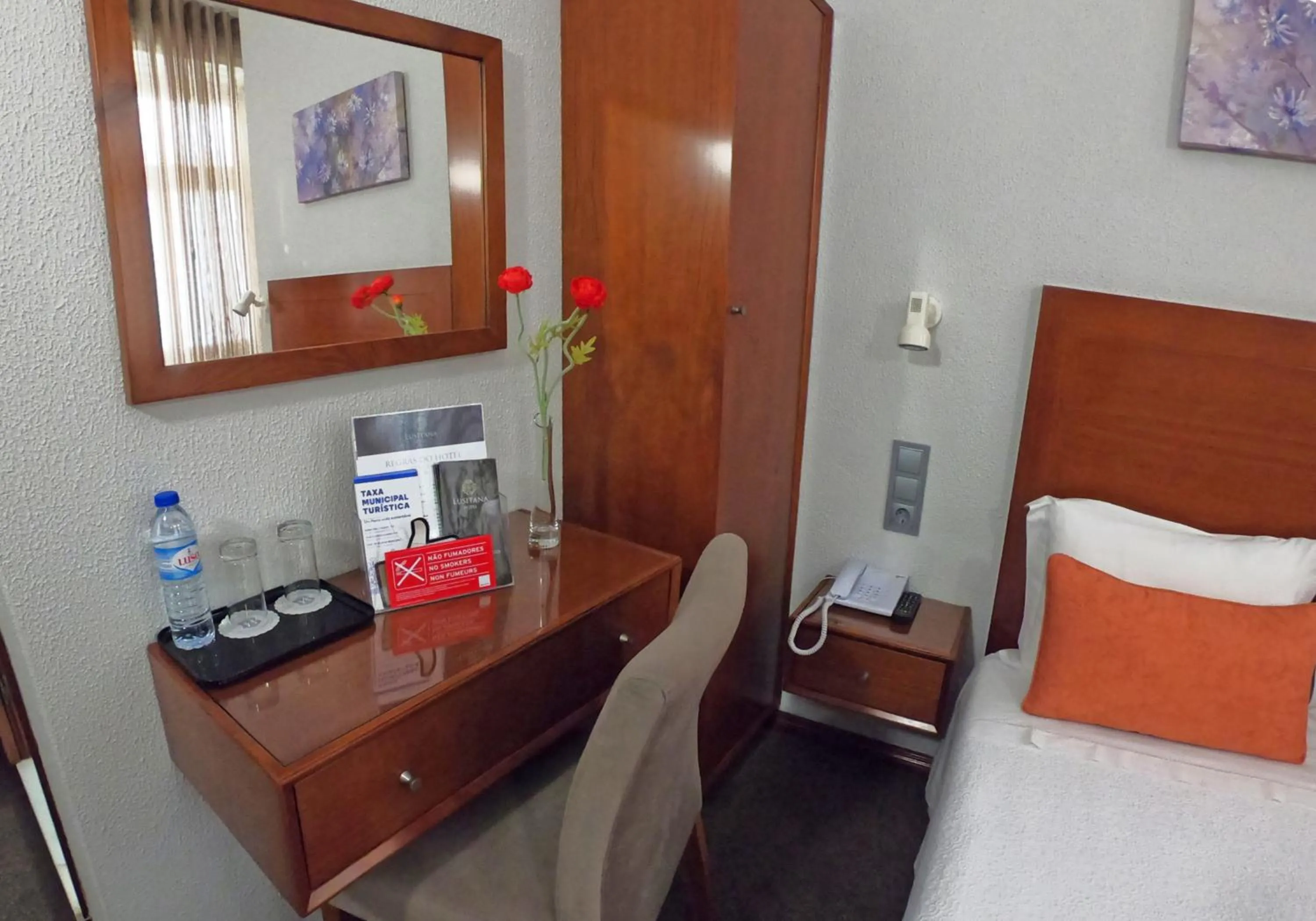 Seating area, Bed in Lusitana Hotel