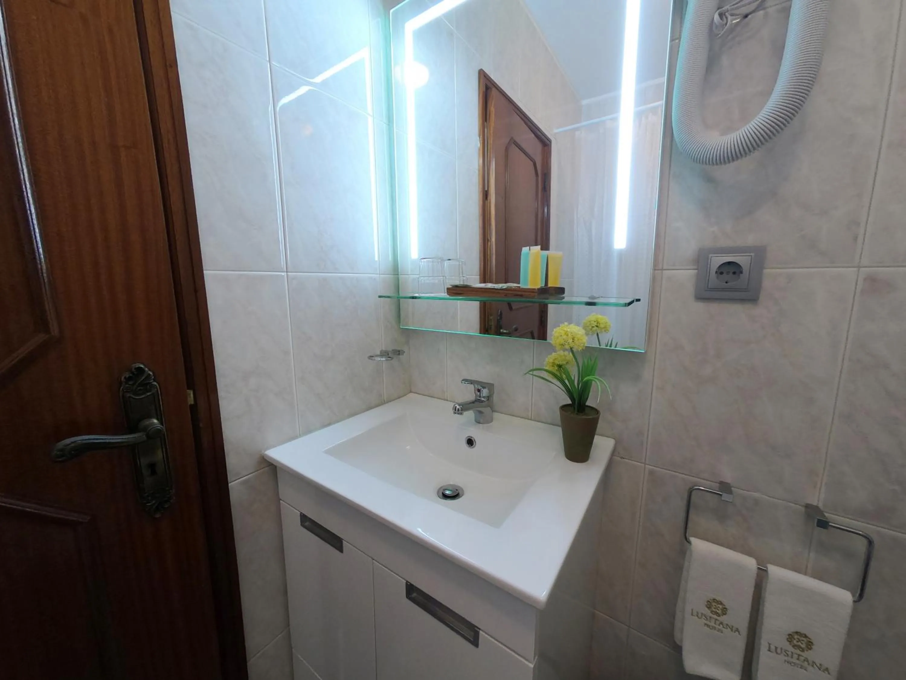 Bathroom in Lusitana Hotel