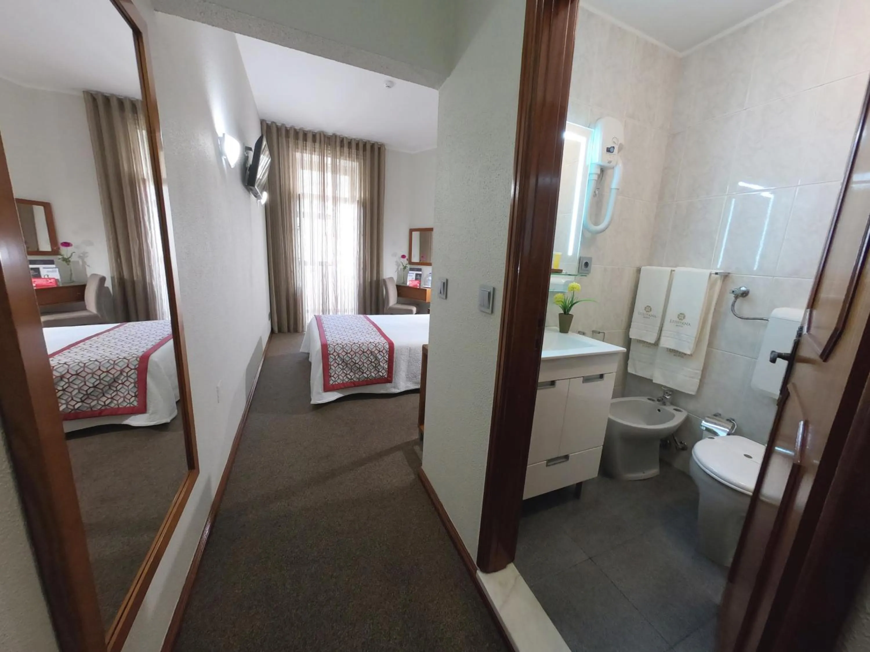 Bathroom, Bed in Lusitana Hotel