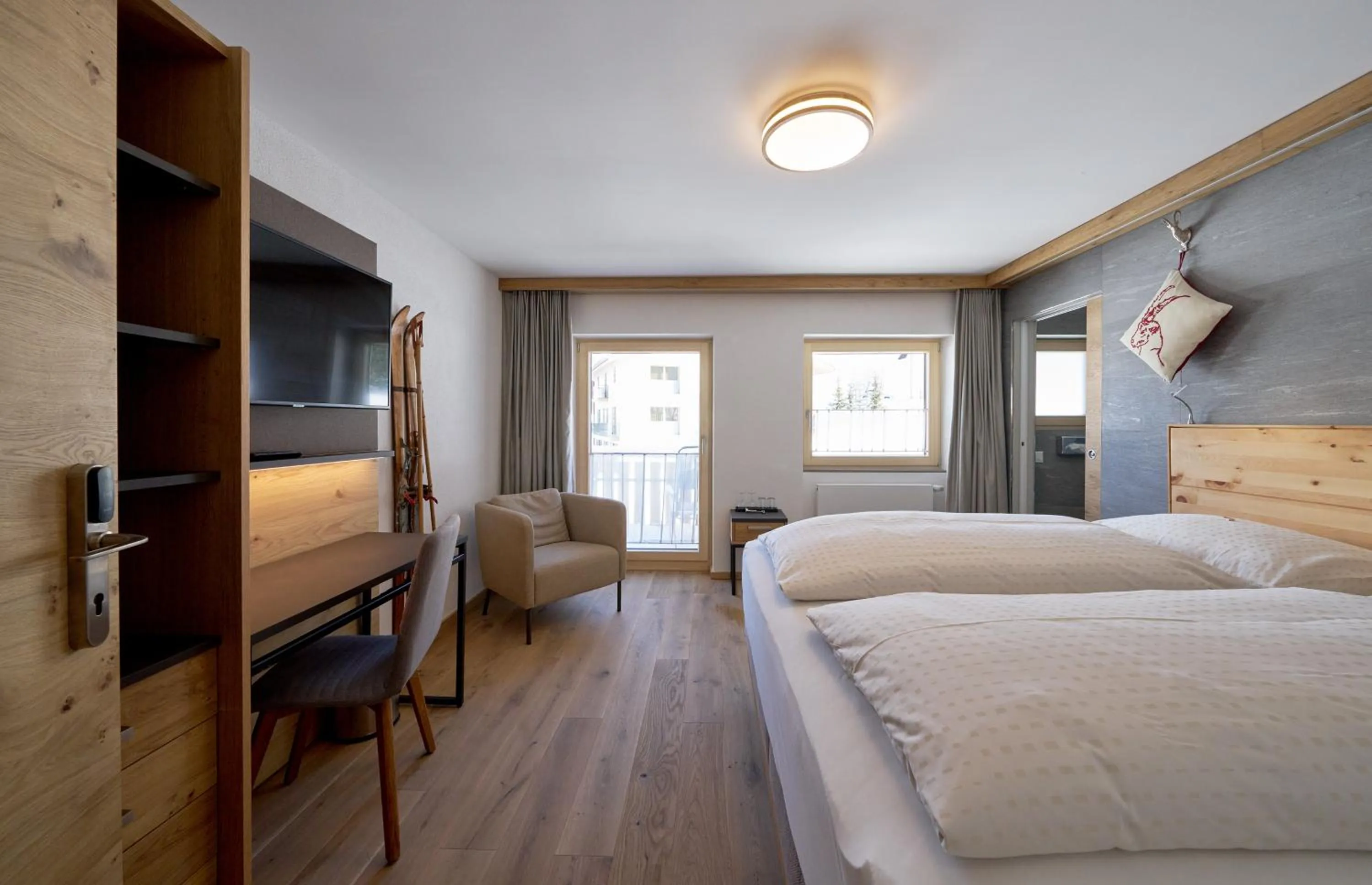 Photo of the whole room, Bed in Aparthotel Grischuna