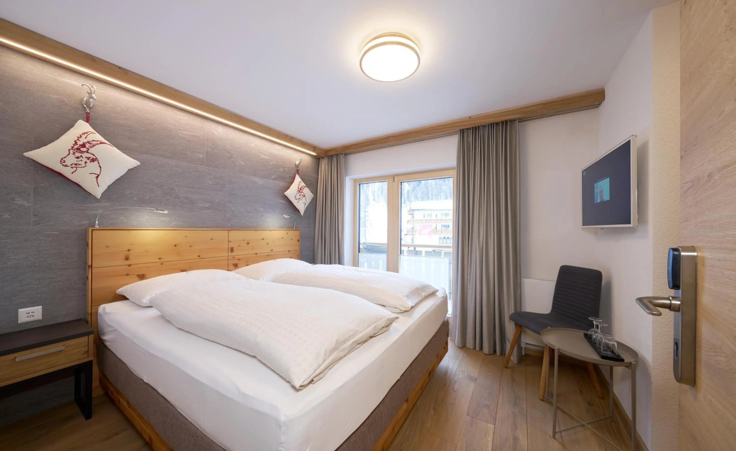 Photo of the whole room, Bed in Aparthotel Grischuna