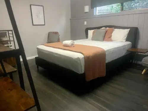 Deluxe Queen Room in Glenlyon Lodge - Gladstone Deluxe Queen Room in Glenlyon Lodge - Gladstone