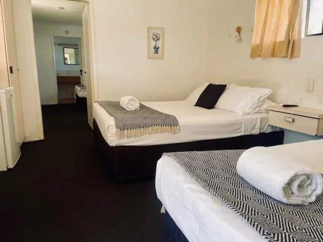 group of guests, Bed in Glenlyon Lodge - Gladstone