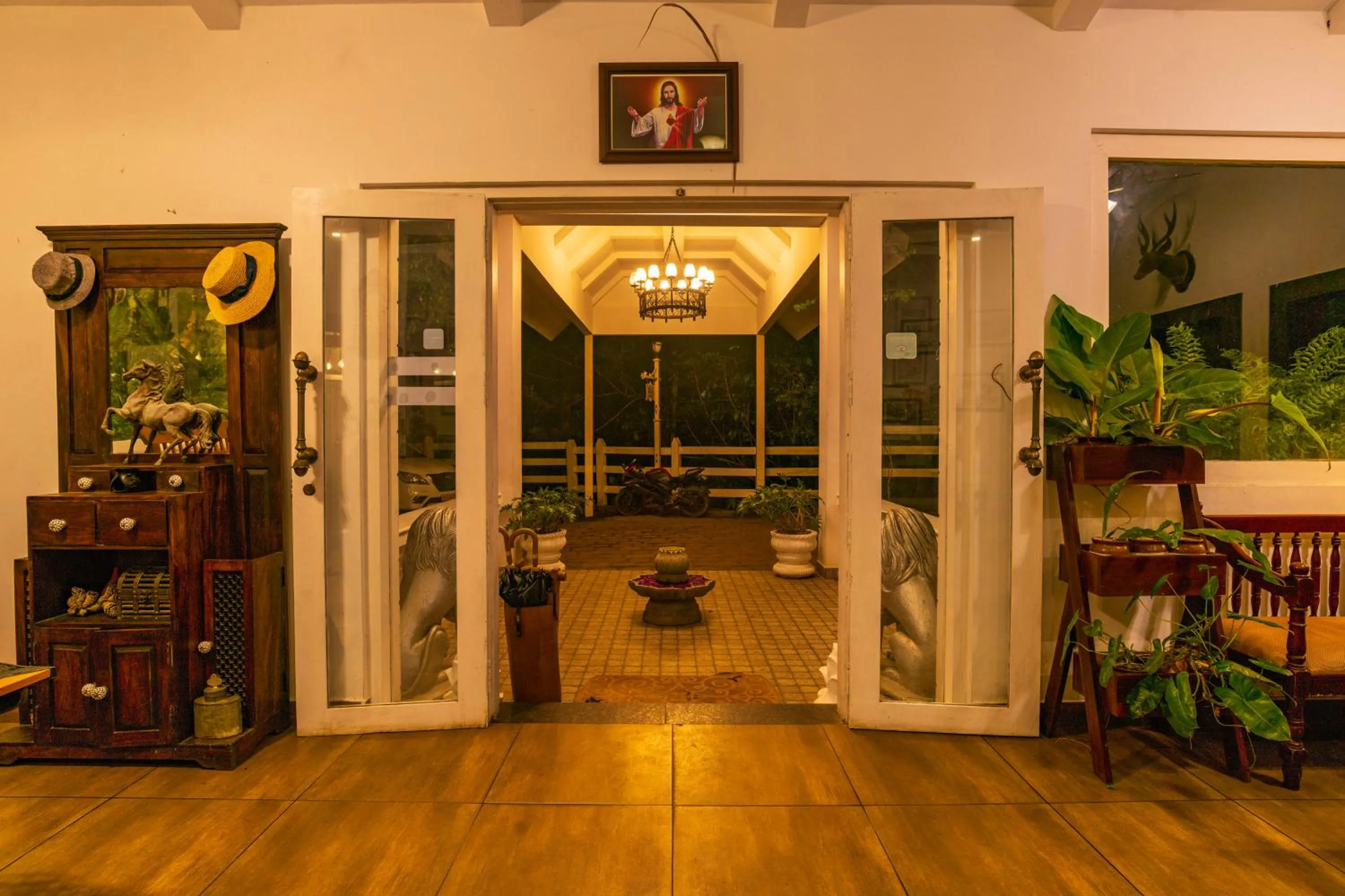 Facade/entrance in Tea Harvester