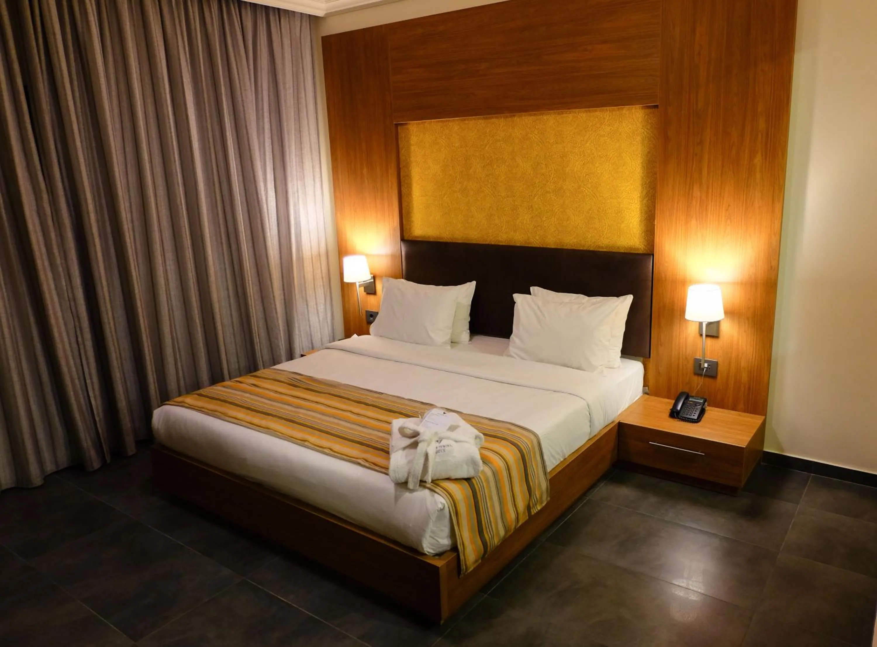 Hot Tub, Bed in Urban Central Suites - Beirut