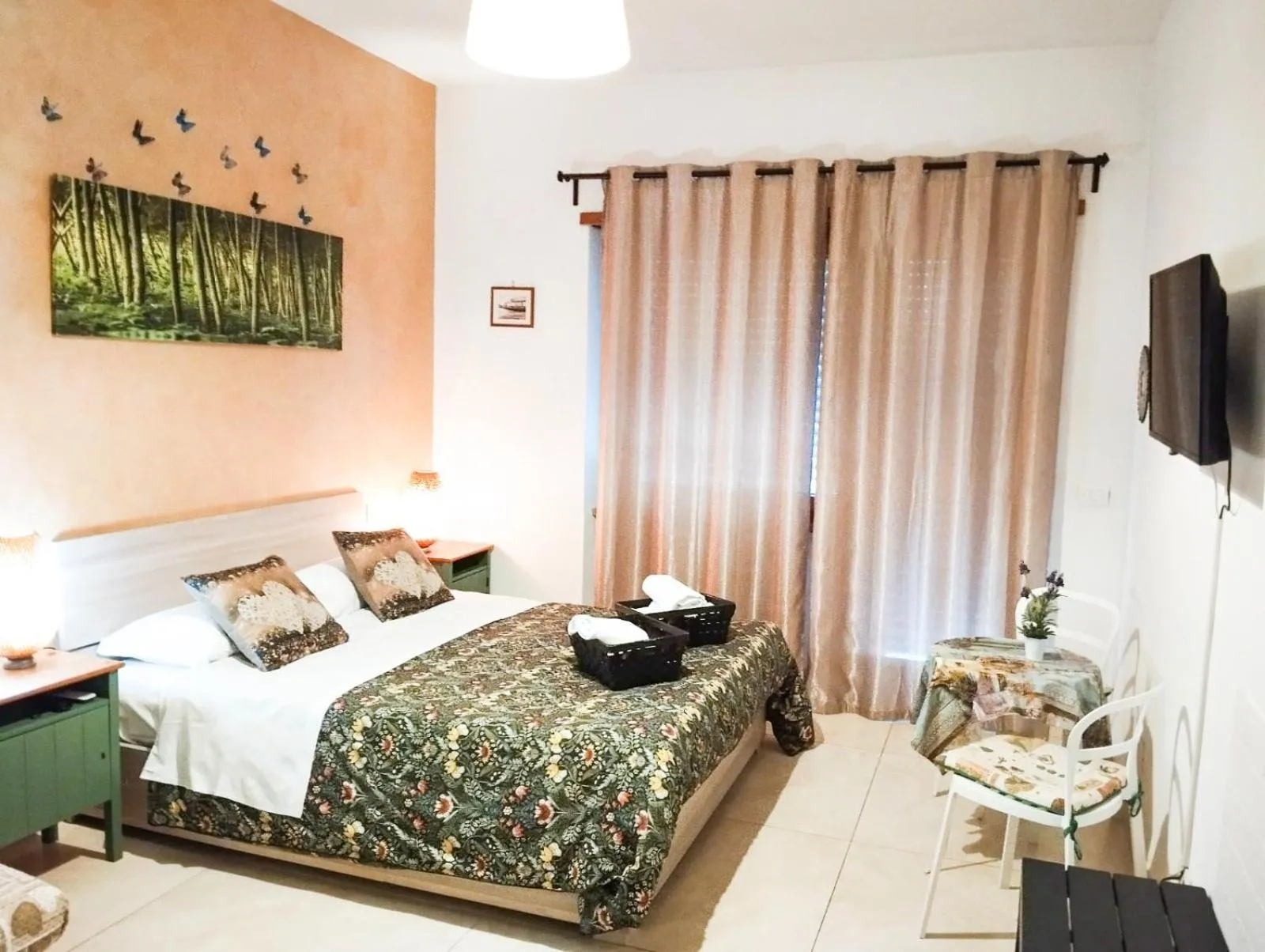 Double Room with Private External Bathroom - single occupancy in Coffee And The City