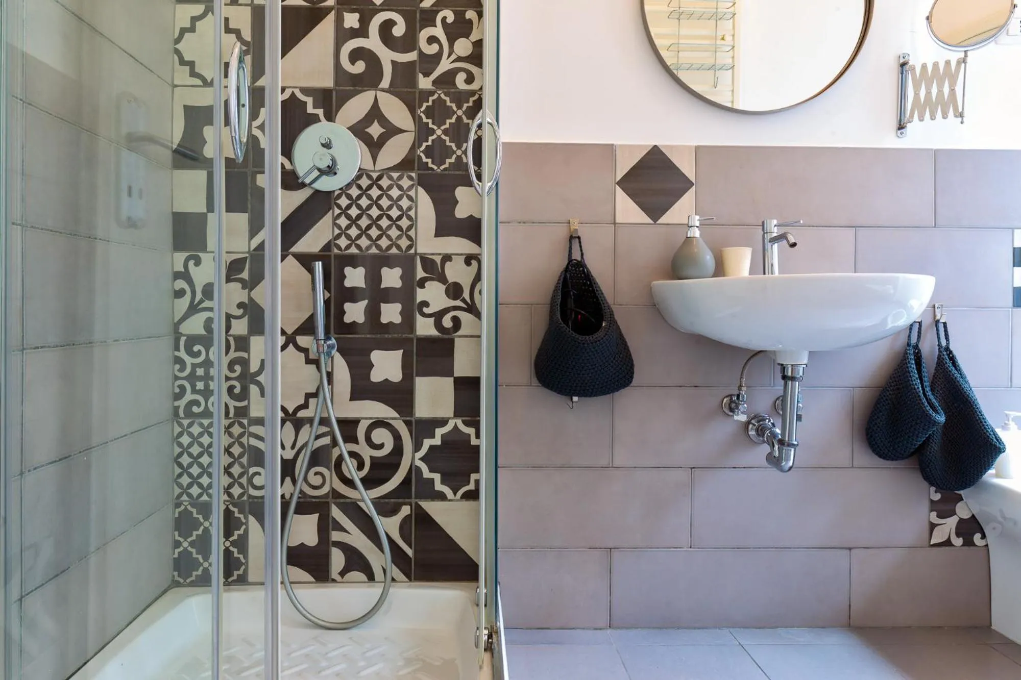 Shower in A+ Bed and Breakfast