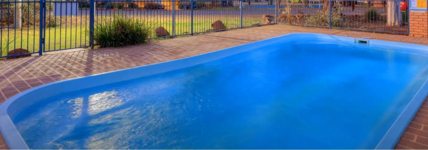 Swimming pool in Macquarie Valley Motor Inn