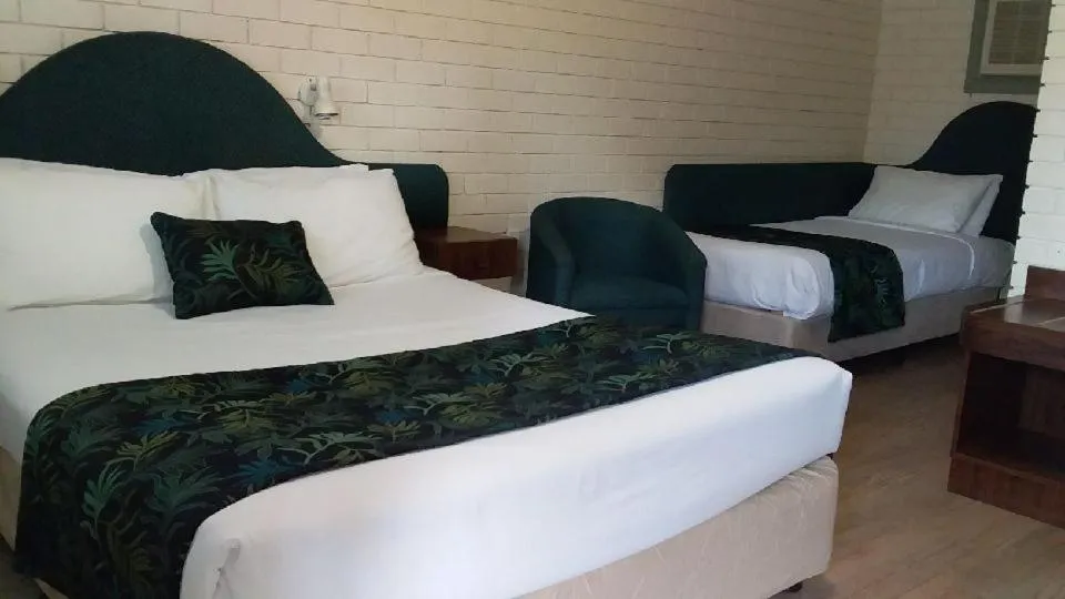 Bed in Macquarie Valley Motor Inn