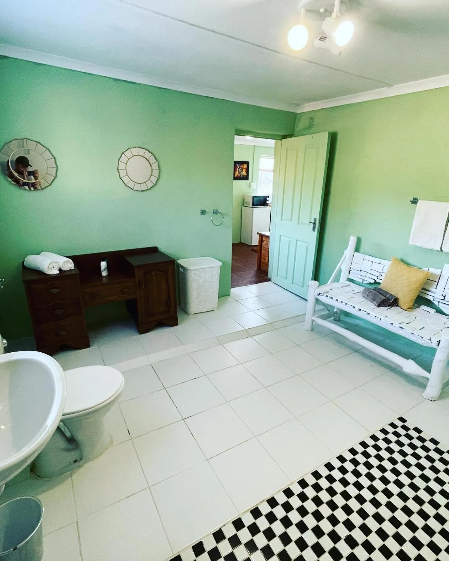 Bathroom, Bed in Blue Cow Barn - Boutique Farm