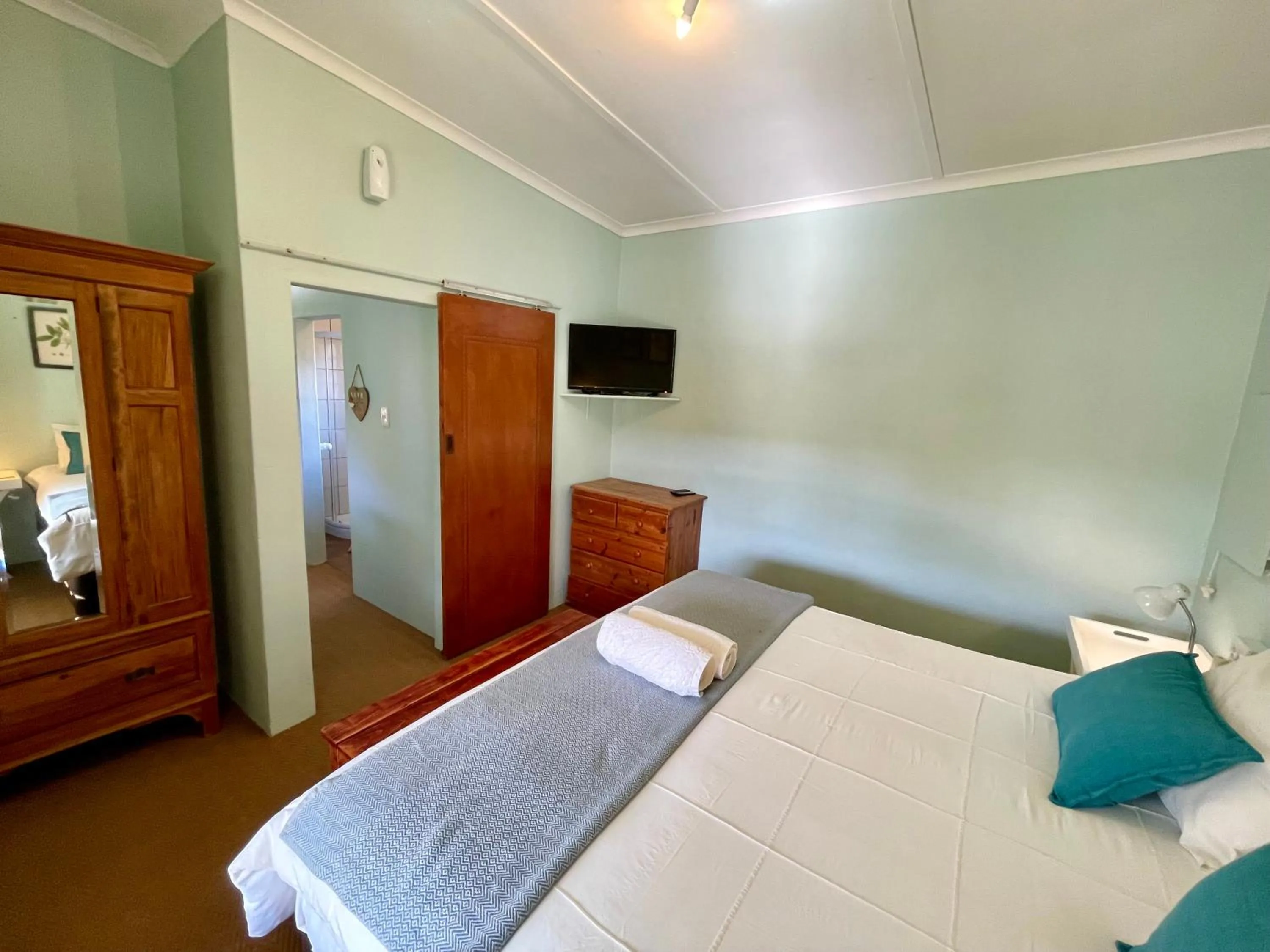 Communal lounge/ TV room, Bed in Blue Cow Barn - Boutique Farm