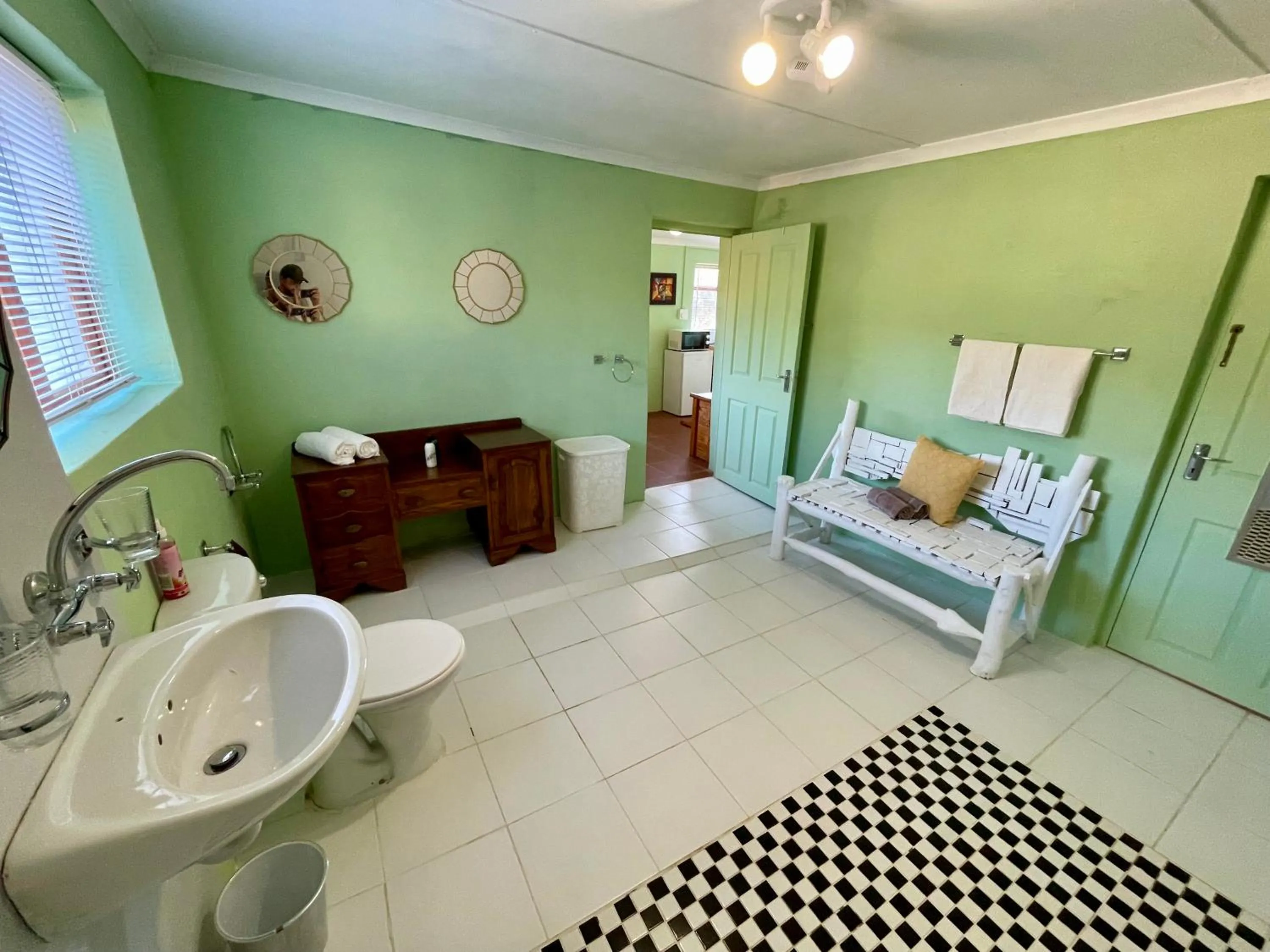 Bathroom, Bed in Blue Cow Barn - Boutique Farm