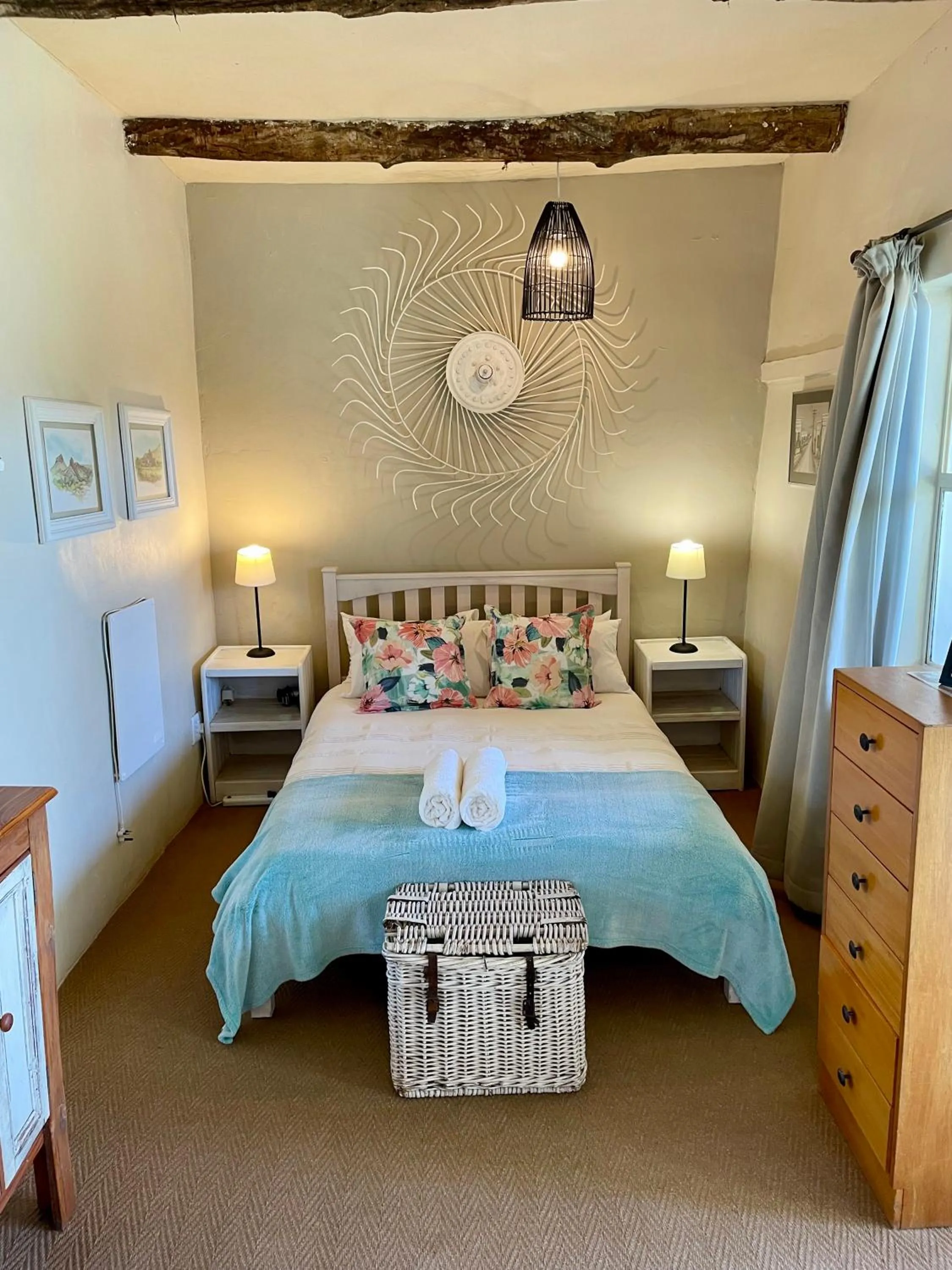 Photo of the whole room, Bed in Blue Cow Barn - Boutique Farm