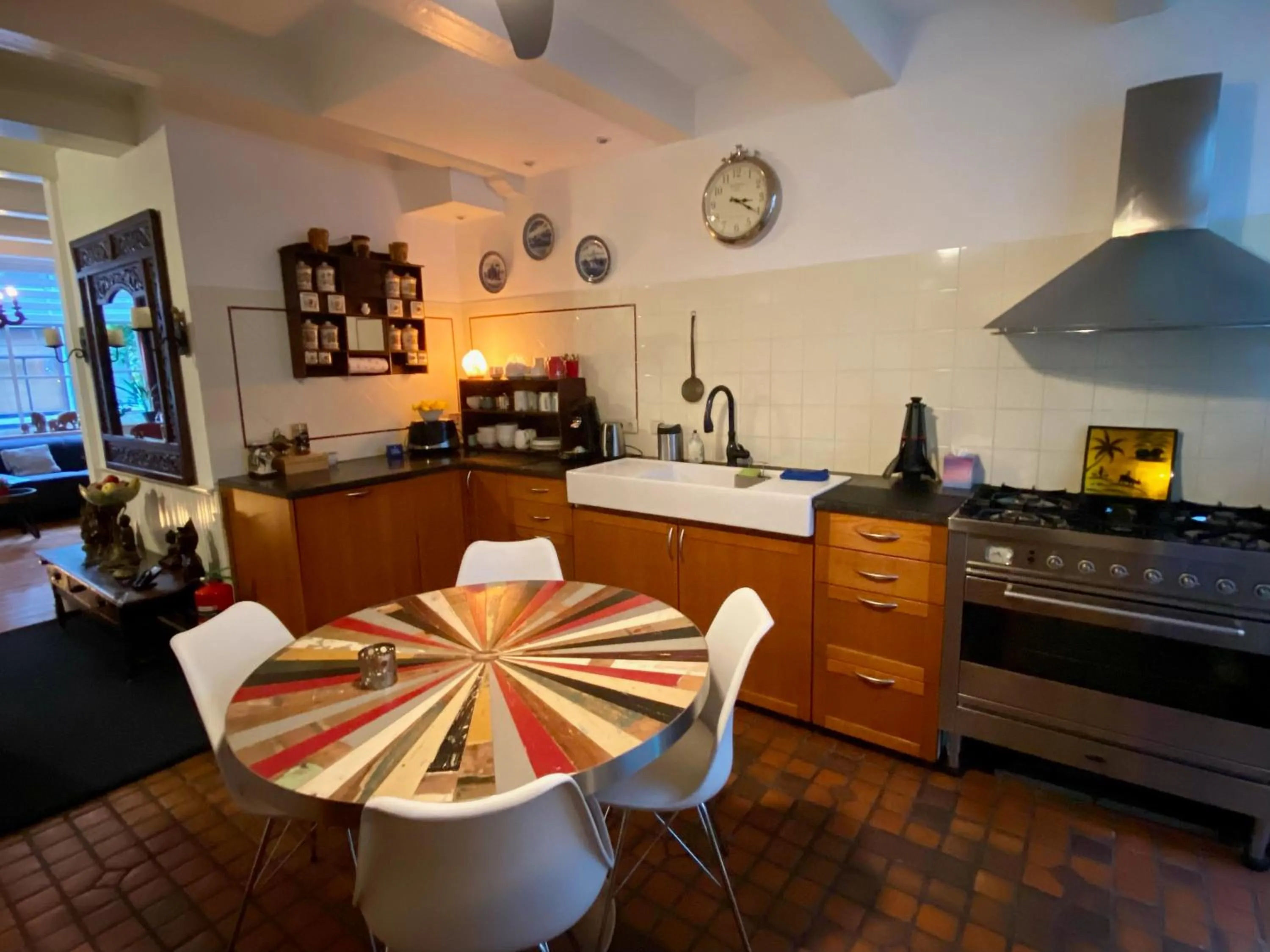 Communal kitchen in Amsterdam Barangay