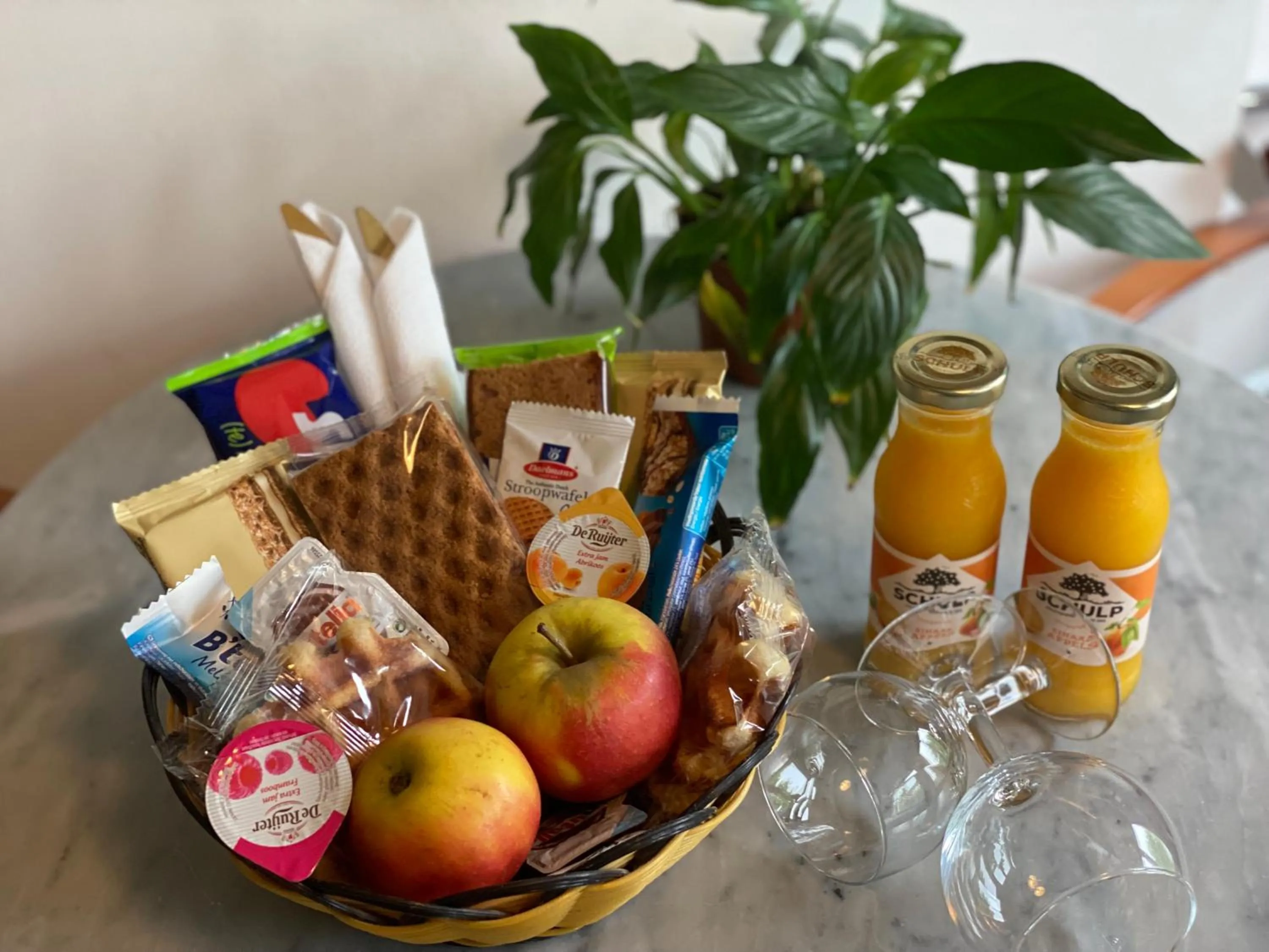 Food and drinks in Amsterdam Barangay