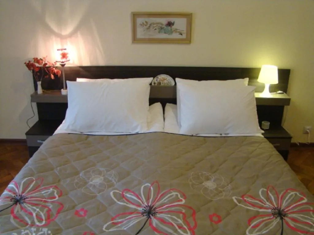 Bed in Apartment On Tabidze 3/5