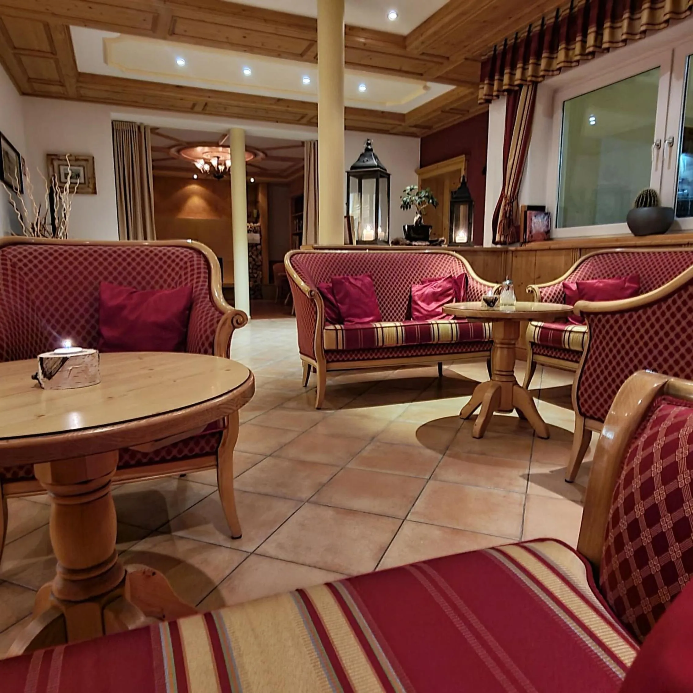 Communal lounge/ TV room in Berghotel zum Zirm