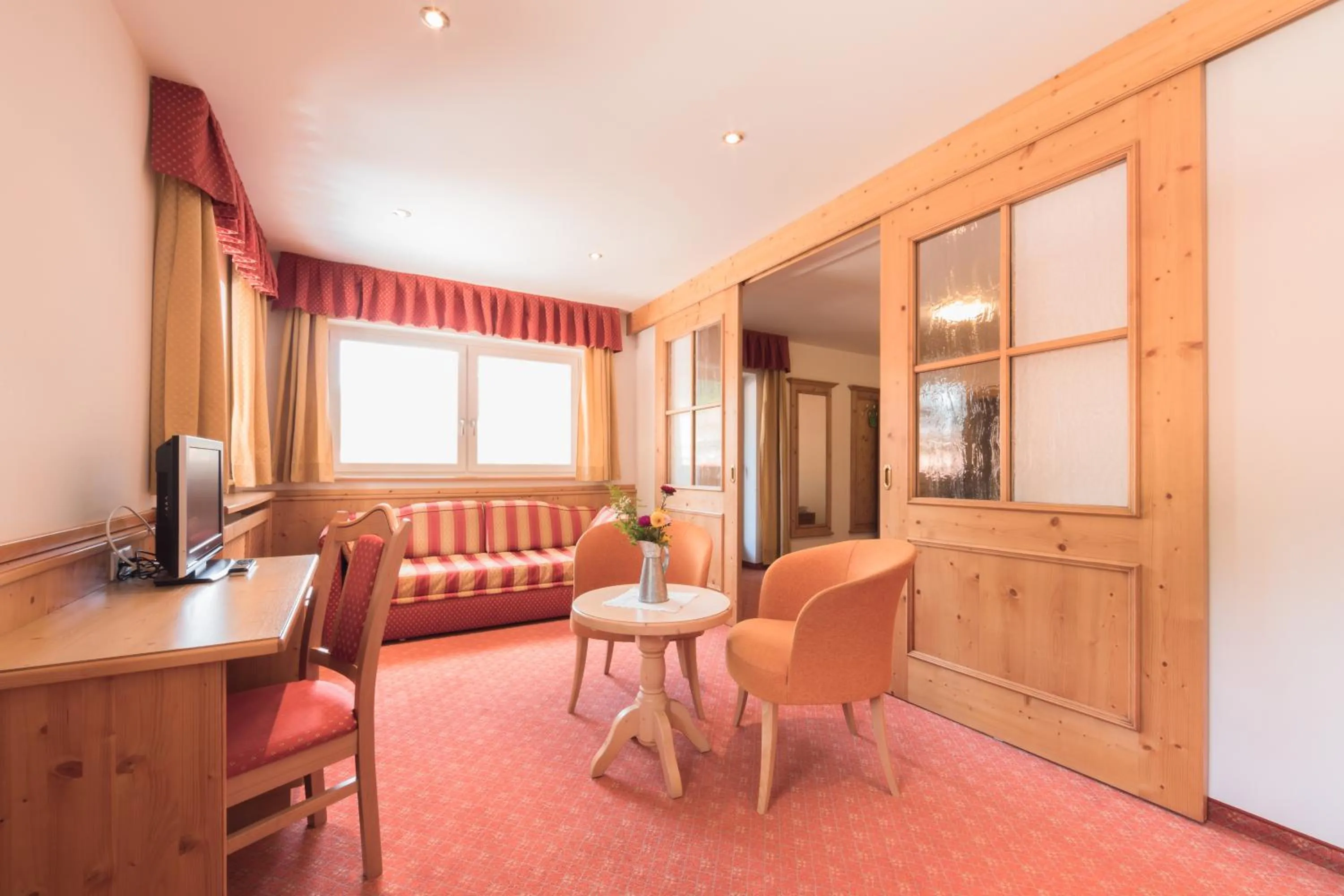 Staff in Berghotel zum Zirm