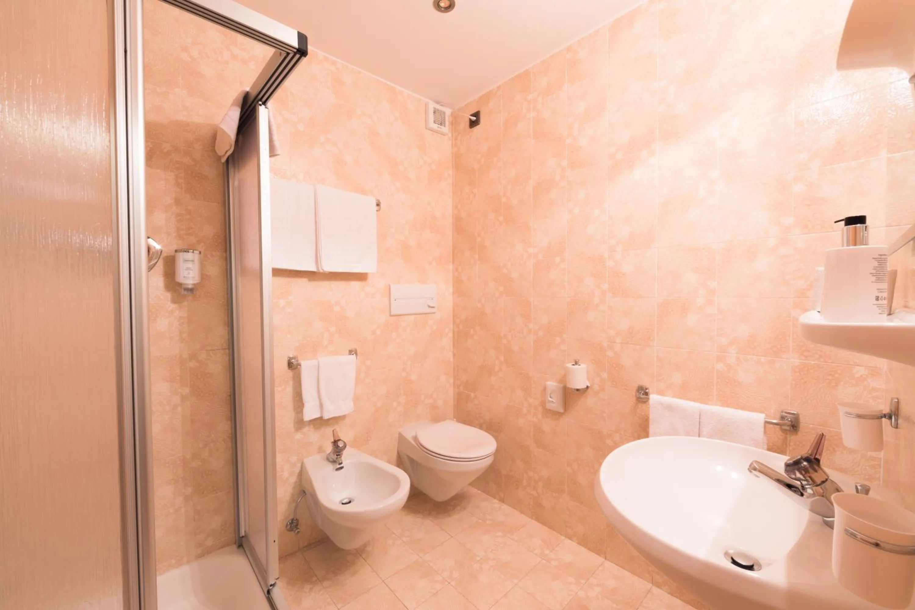 Shower in Berghotel zum Zirm