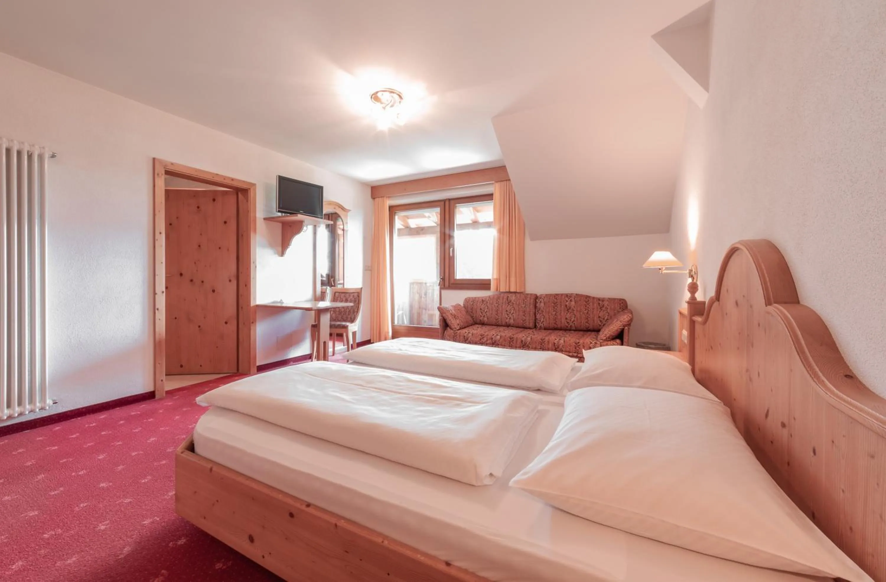 Photo of the whole room, Bed in Berghotel zum Zirm