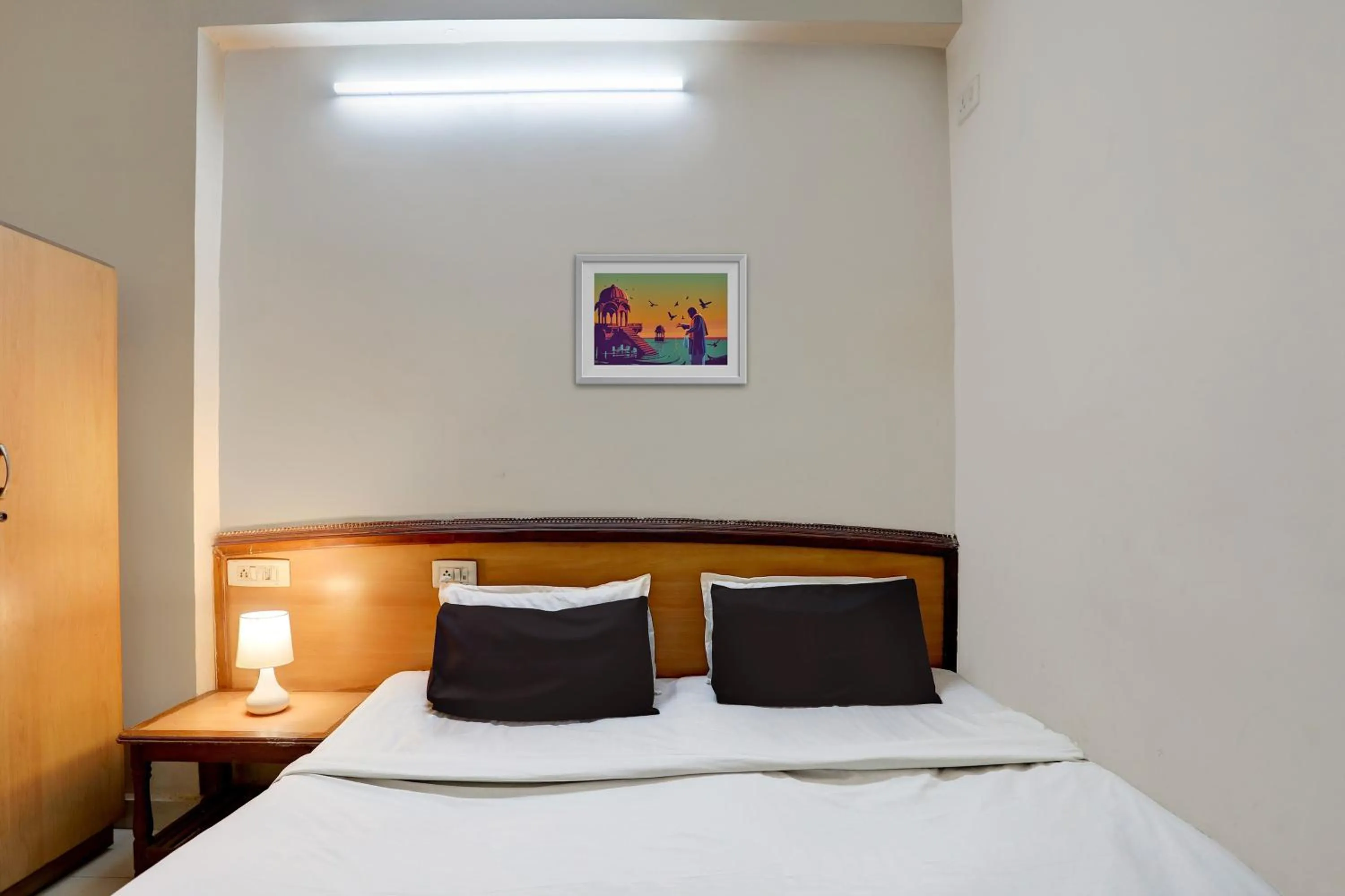 Bed in SPOT ON Hotel Rk Residency Near MGBS Bus station