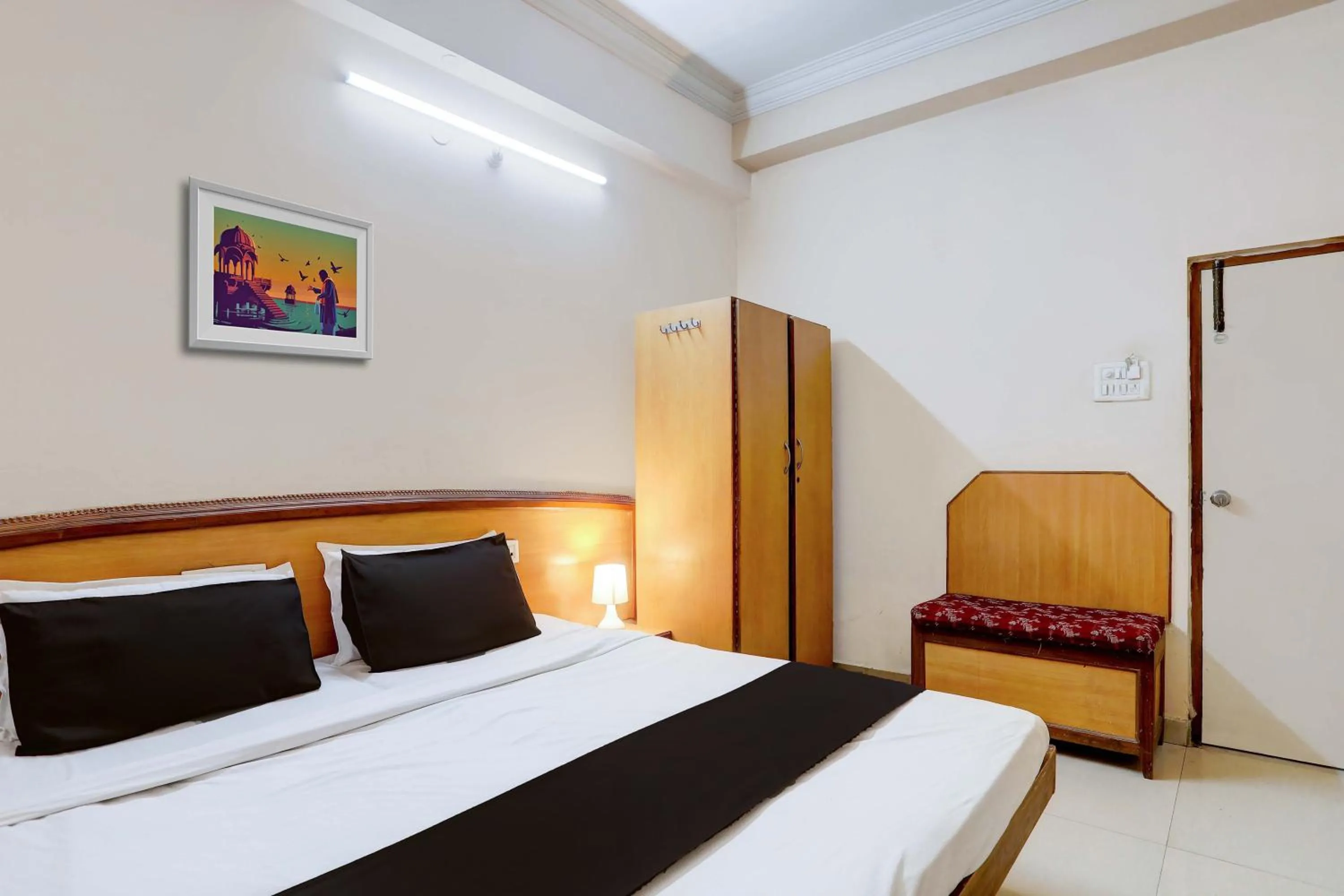 Bed in SPOT ON Hotel Rk Residency Near MGBS Bus station
