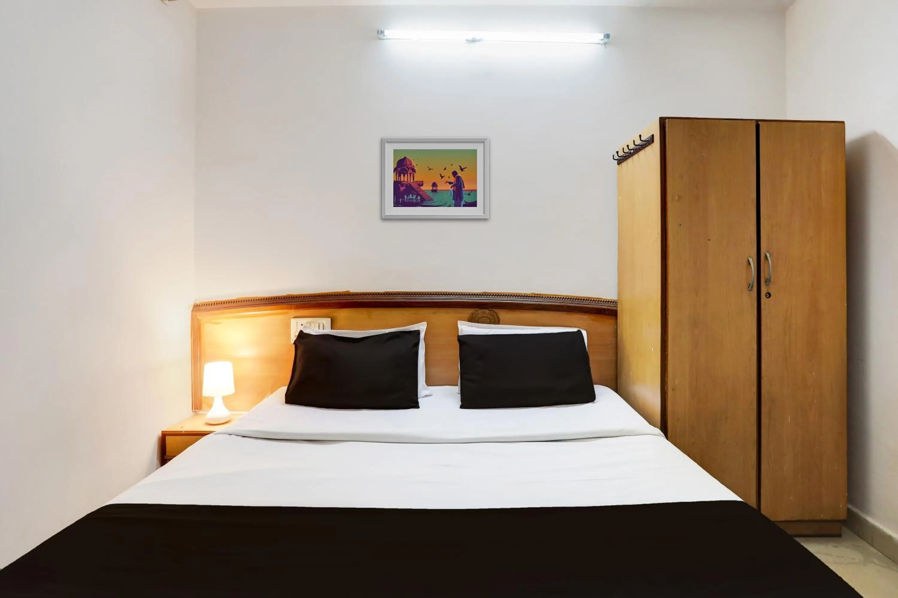 Bed in SPOT ON Hotel Rk Residency Near MGBS Bus station