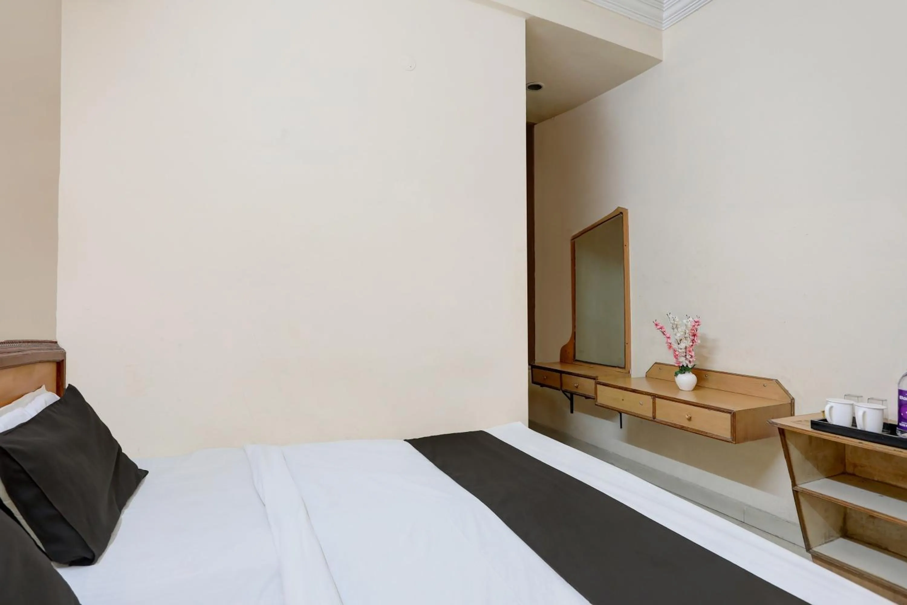 Bed in SPOT ON Hotel Rk Residency Near MGBS Bus station