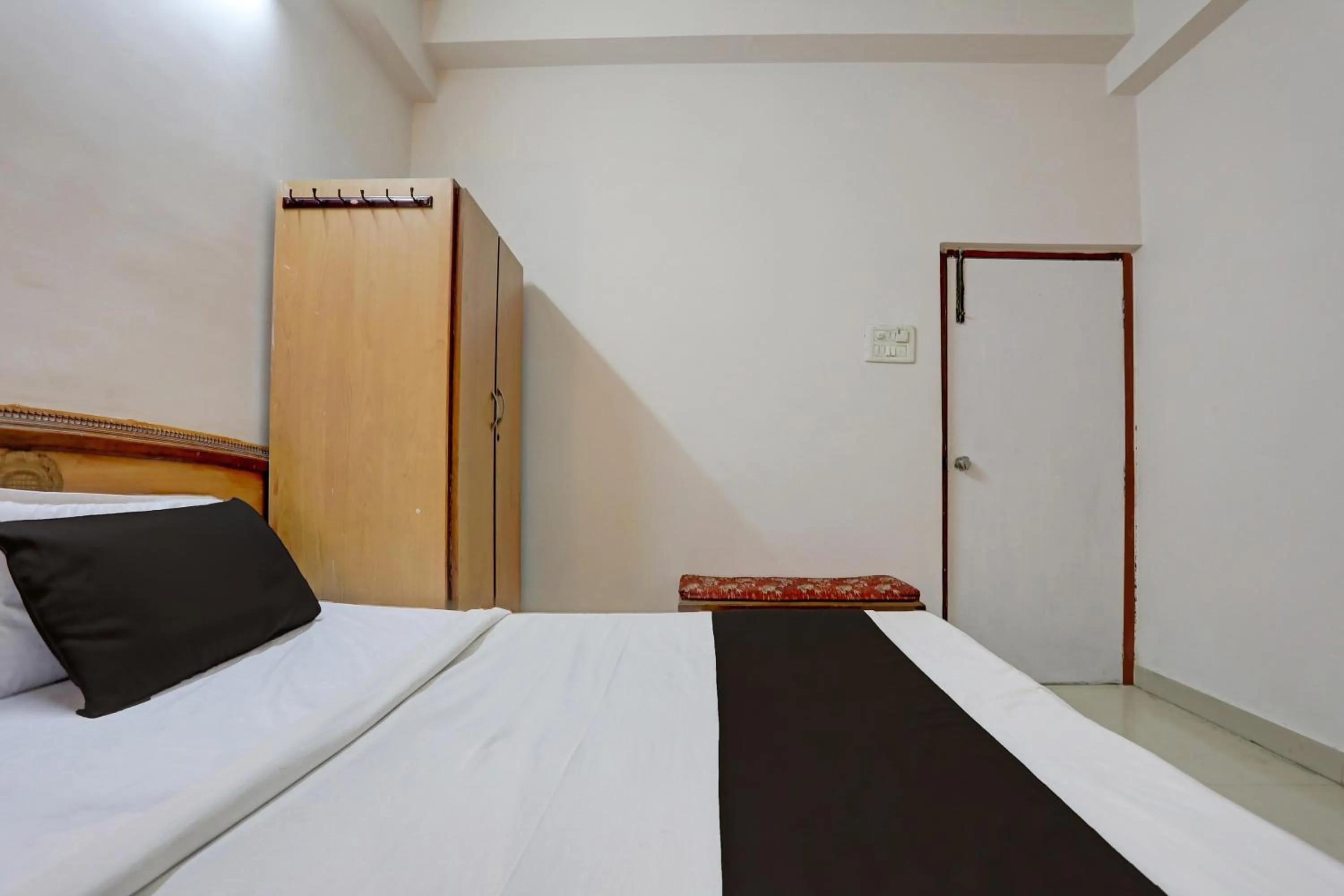 Bed in SPOT ON Hotel Rk Residency Near MGBS Bus station