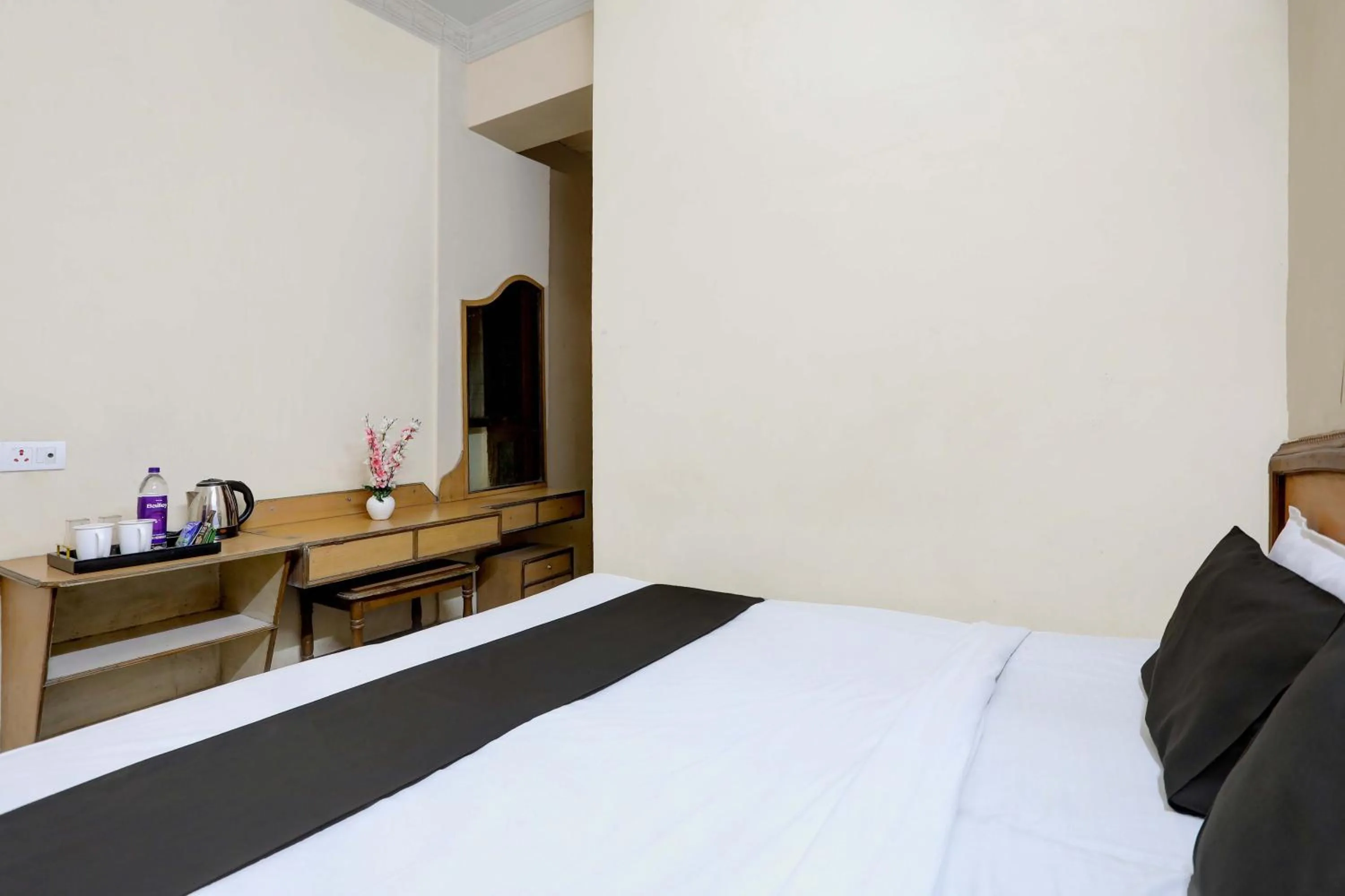 Bed in SPOT ON Hotel Rk Residency Near MGBS Bus station