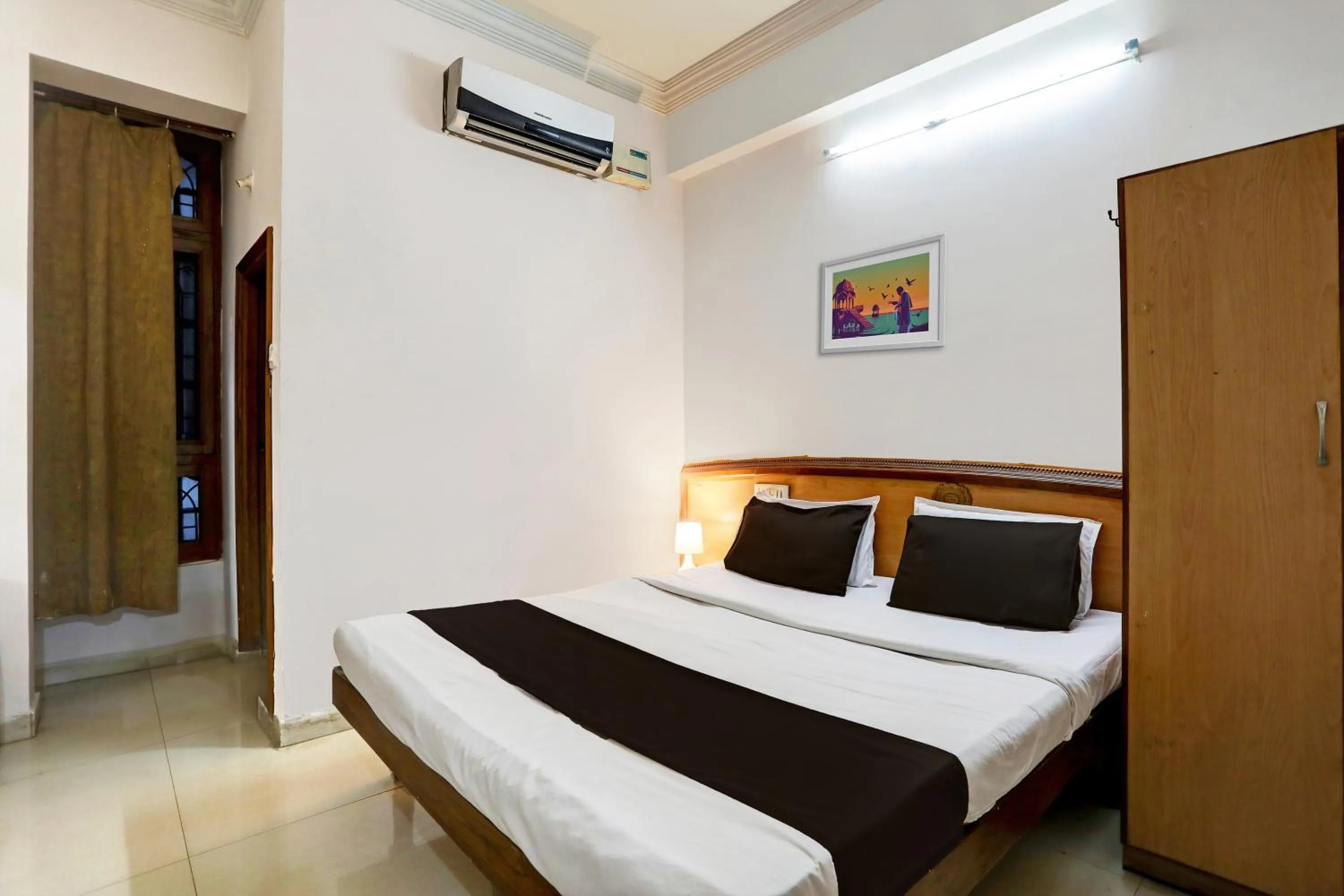 Bed in SPOT ON Hotel Rk Residency Near MGBS Bus station