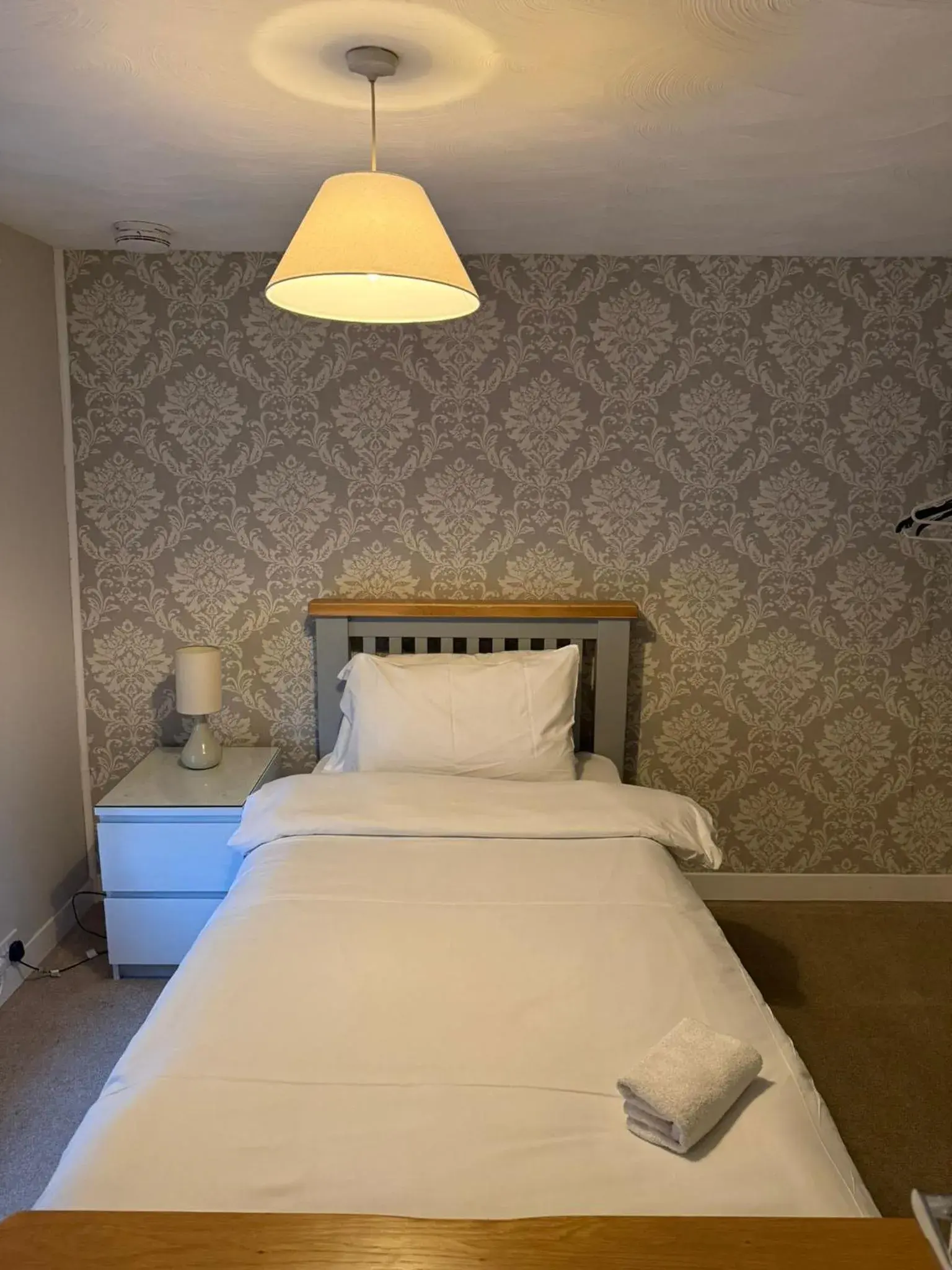 Double Room with Private Bathroom in The Cross Oak Inn Double Room with Private Bathroom in The Cross Oak Inn