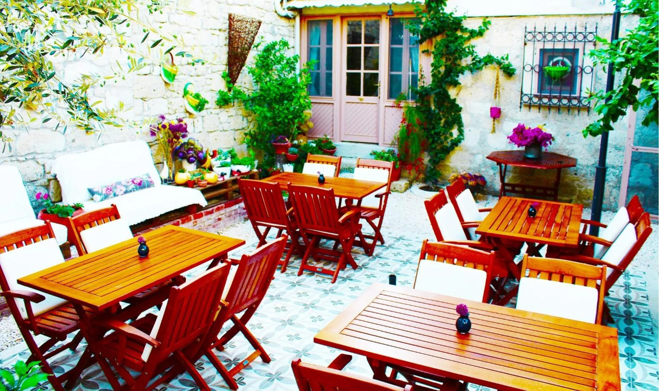 Garden in Lilyum Alaçatı - Taş Ev