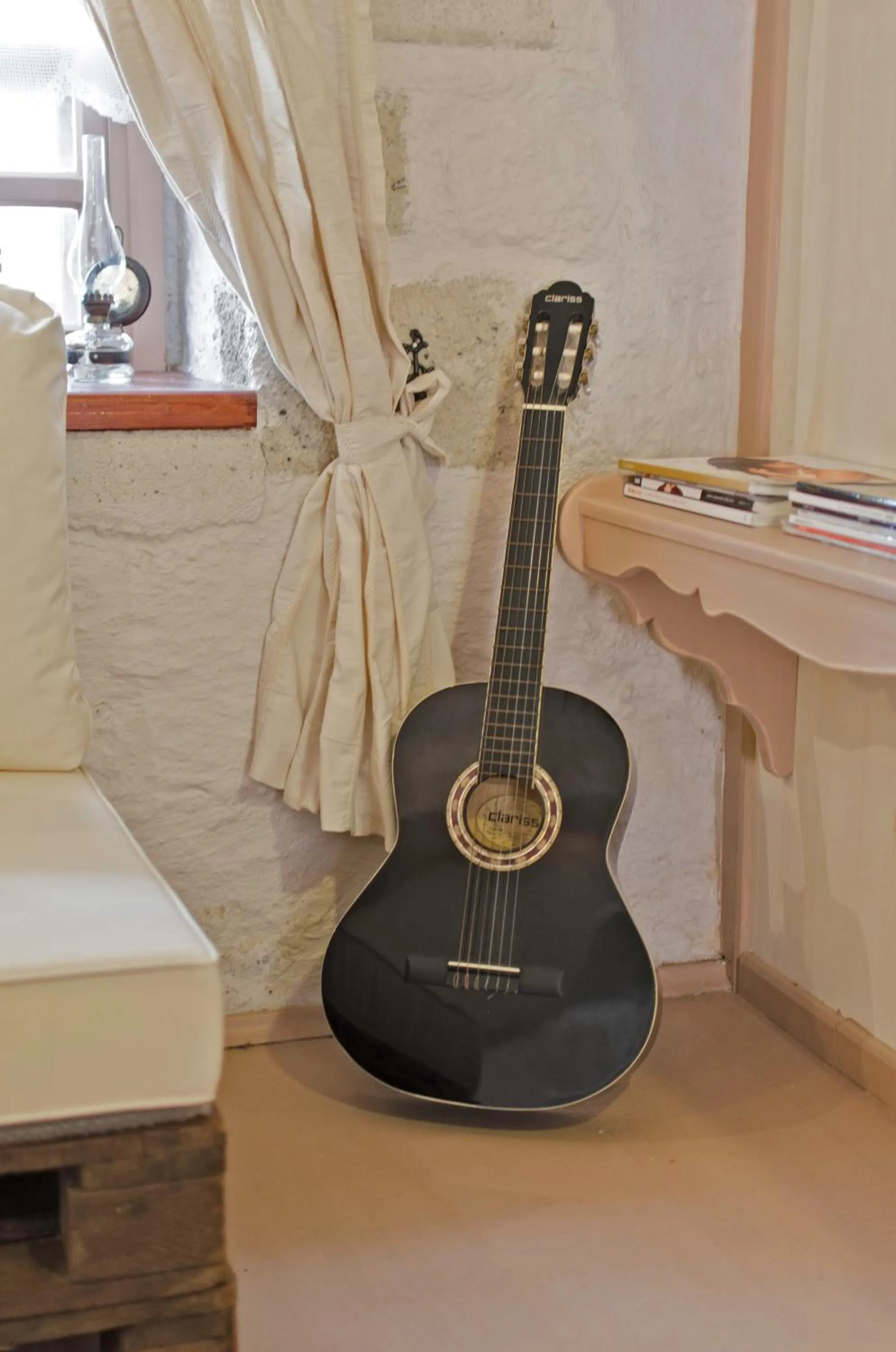 Communal lounge/ TV room in Lilyum Alaçatı - Taş Ev