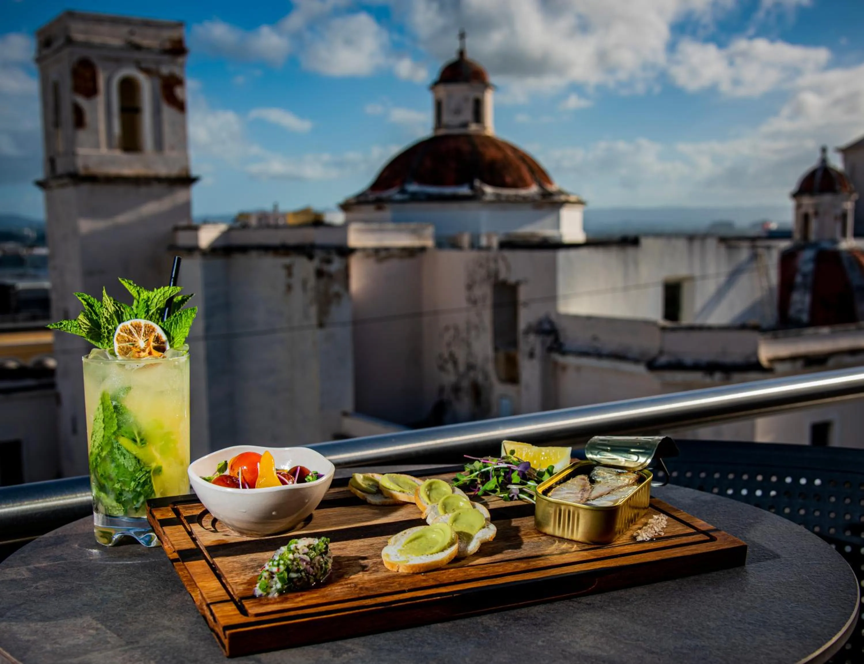 Restaurant/places to eat in Decanter Hotel