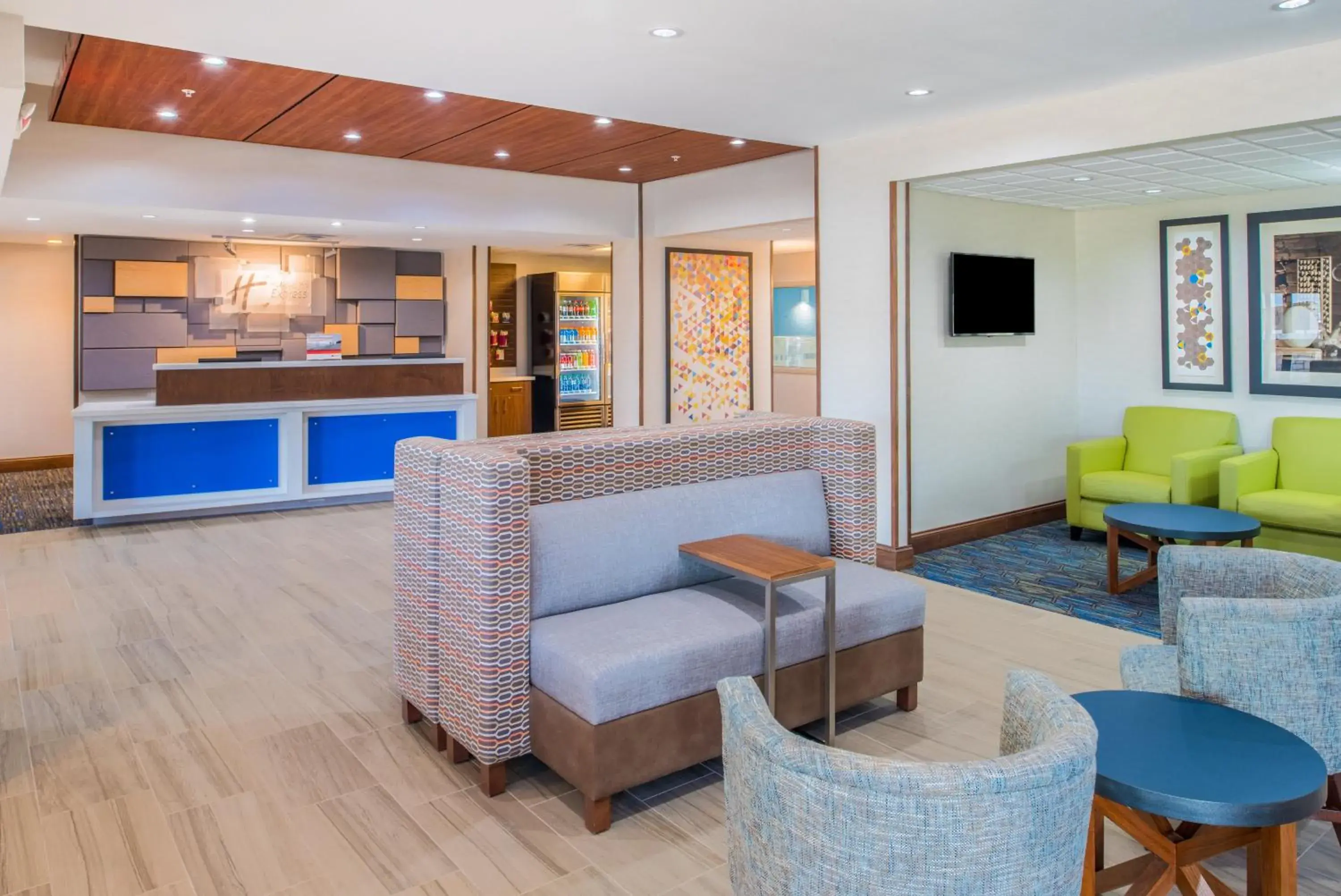 Property building in Holiday Inn Express Hotel & Suites Bismarck by IHG Property building in Holiday Inn Express Hotel & Suites Bismarck by IHG