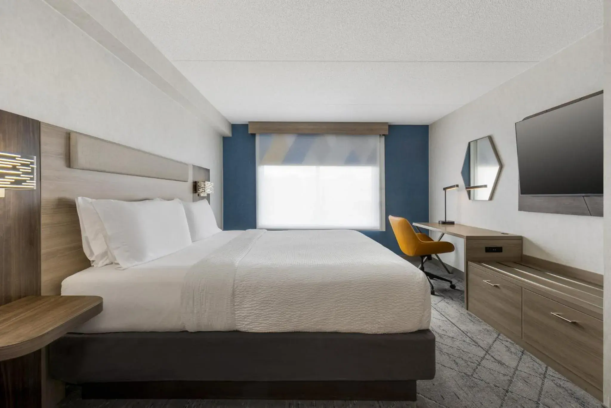 Standard King Room in Holiday Inn Express & Suites Ottawa East-Orleans by IHG Standard King Room in Holiday Inn Express & Suites Ottawa East-Orleans by IHG