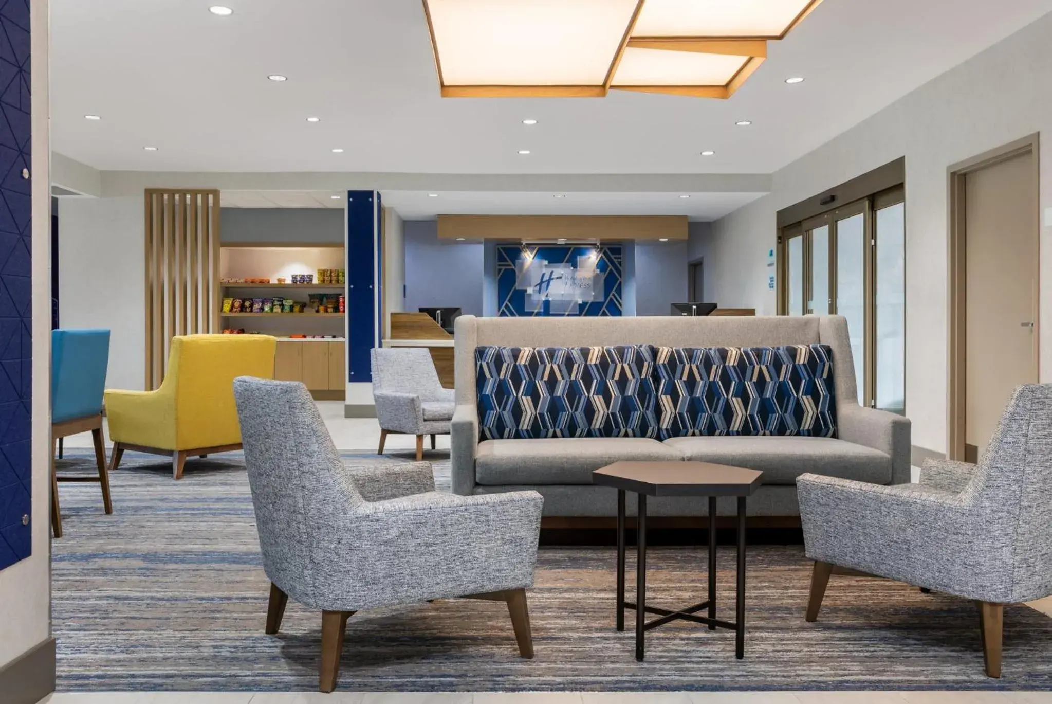 Property building in Holiday Inn Express & Suites Ottawa East-Orleans by IHG Property building in Holiday Inn Express & Suites Ottawa East-Orleans by IHG