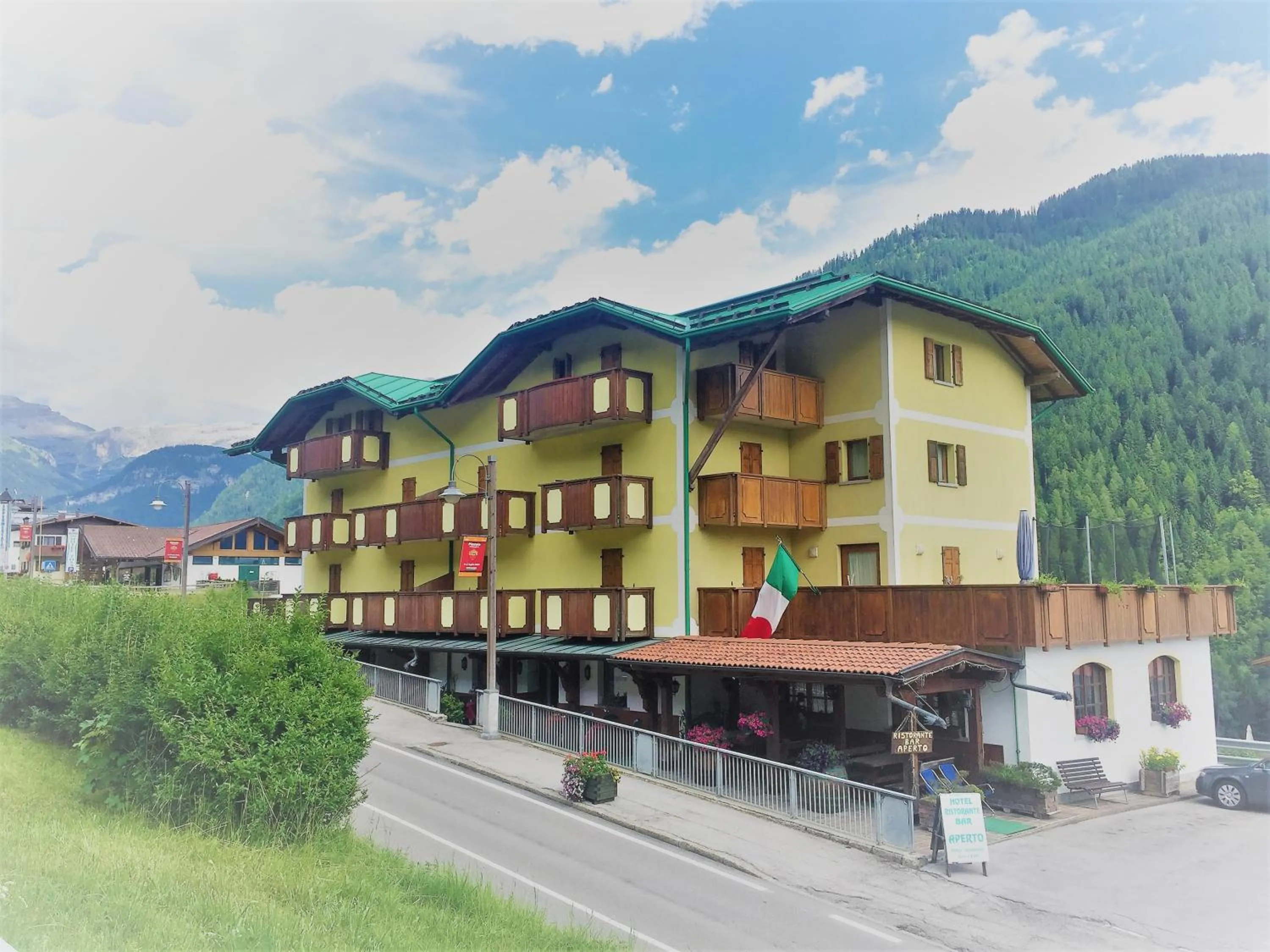 Communal lounge/ TV room in Hotel Tosa