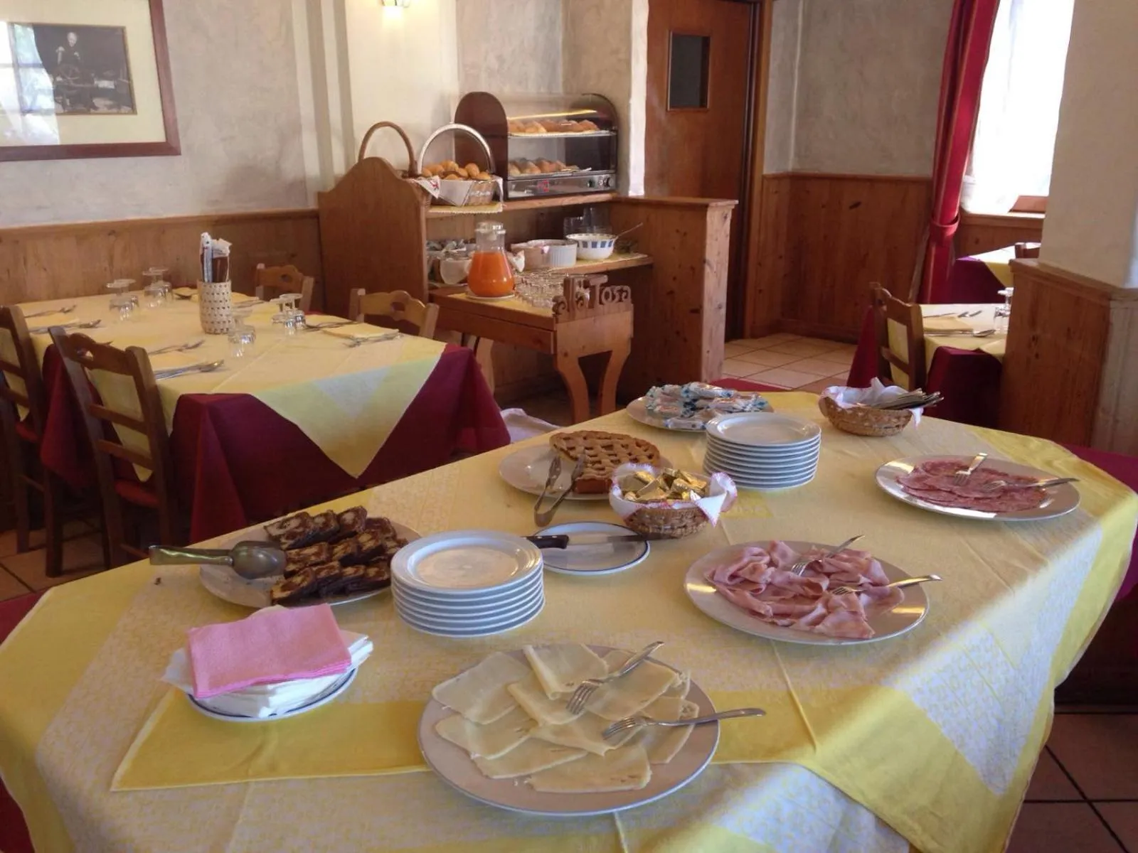 Restaurant/places to eat in Hotel Tosa