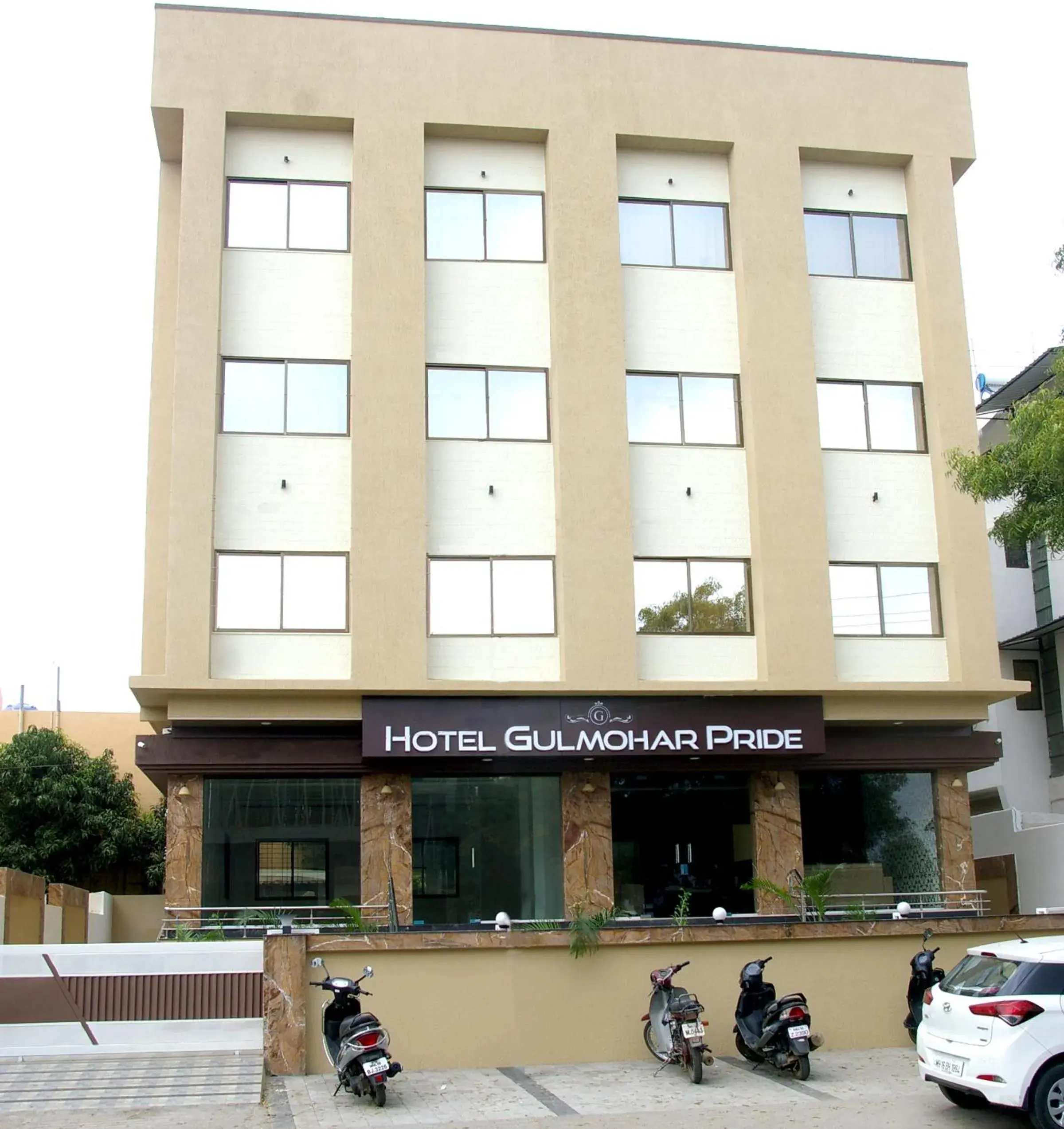 Facade/entrance in Hotel Gulmohar Pride Facade/entrance in Hotel Gulmohar Pride
