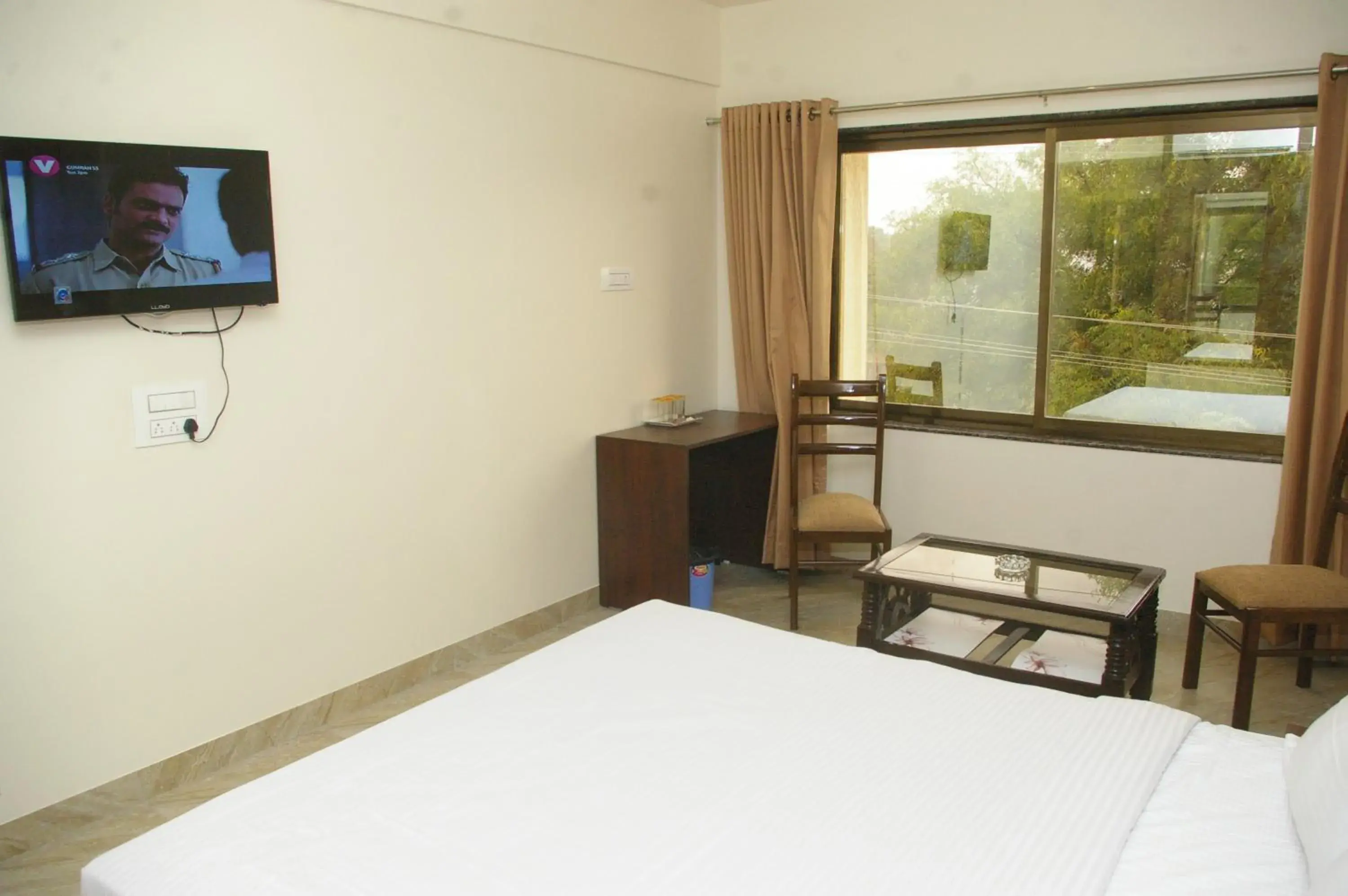 TV and multimedia, Bed in Hotel Gulmohar Pride TV and multimedia, Bed in Hotel Gulmohar Pride
